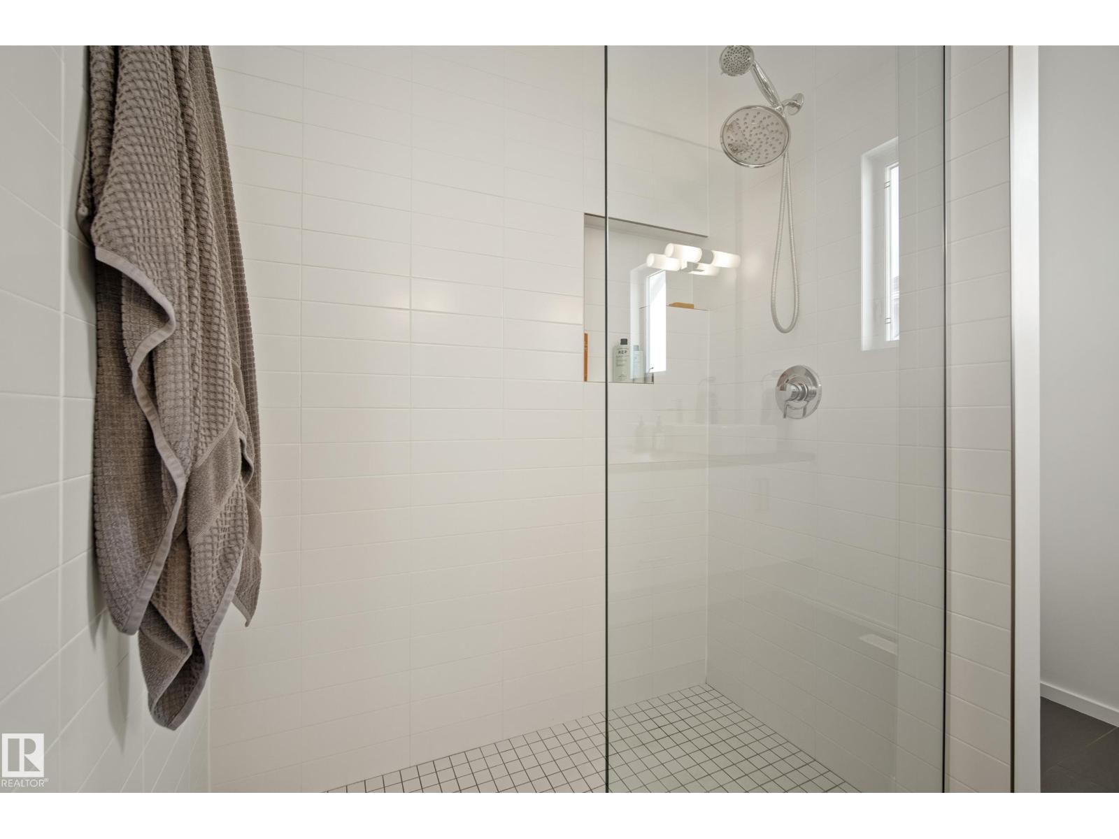 8751 83 AV NW - 30