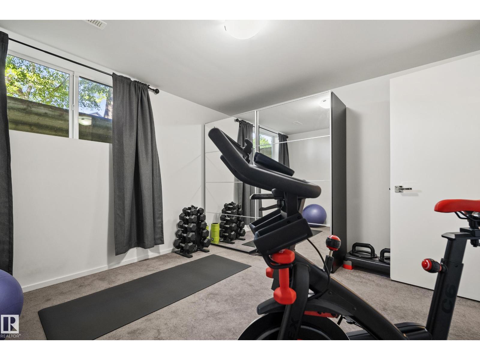 8751 83 AV NW - 39