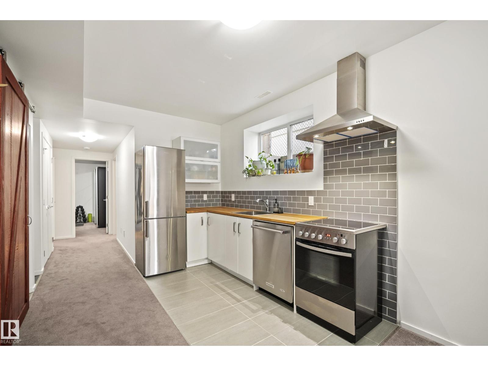 8751 83 AV NW - 42