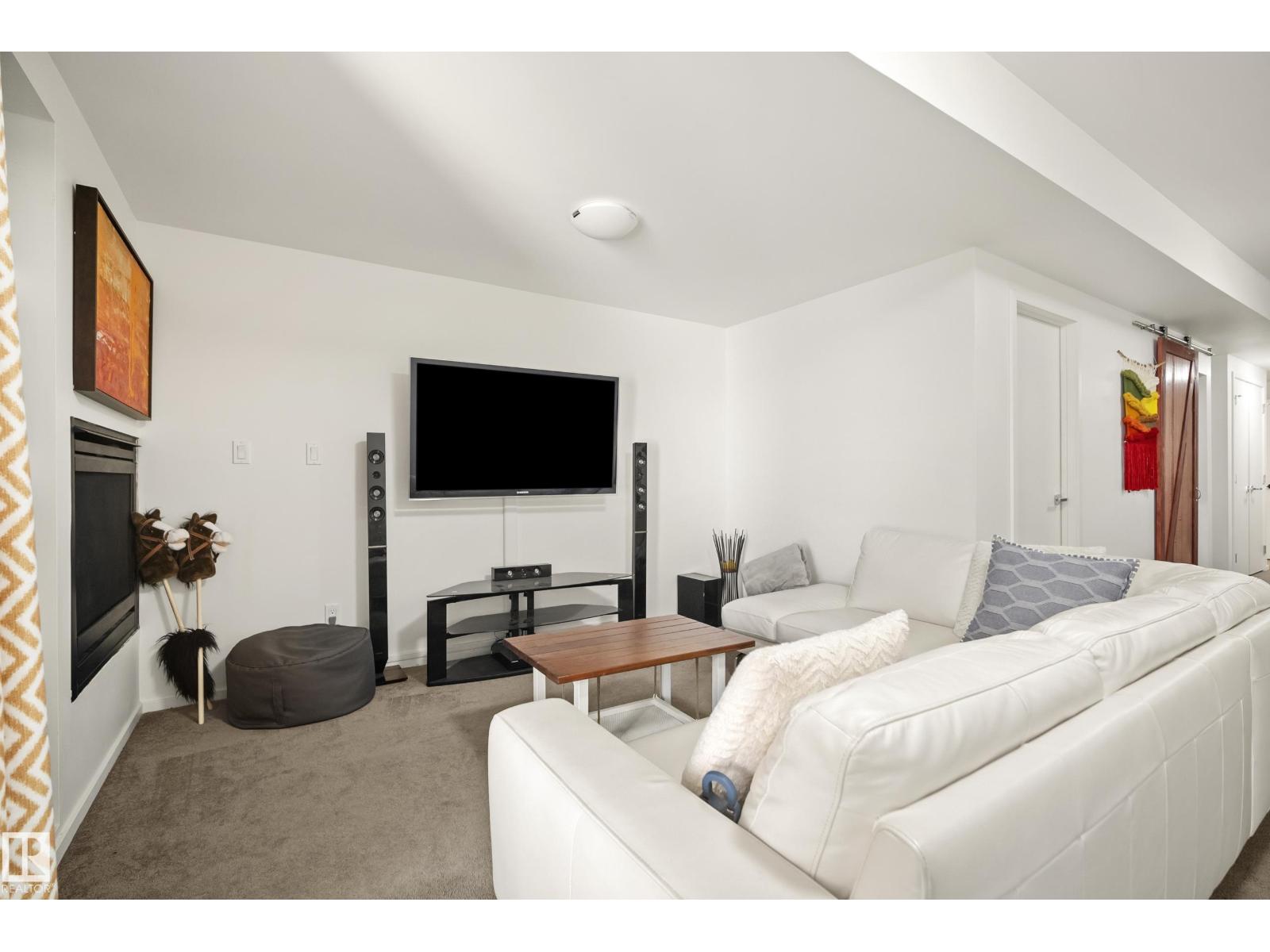 8751 83 AV NW - 44
