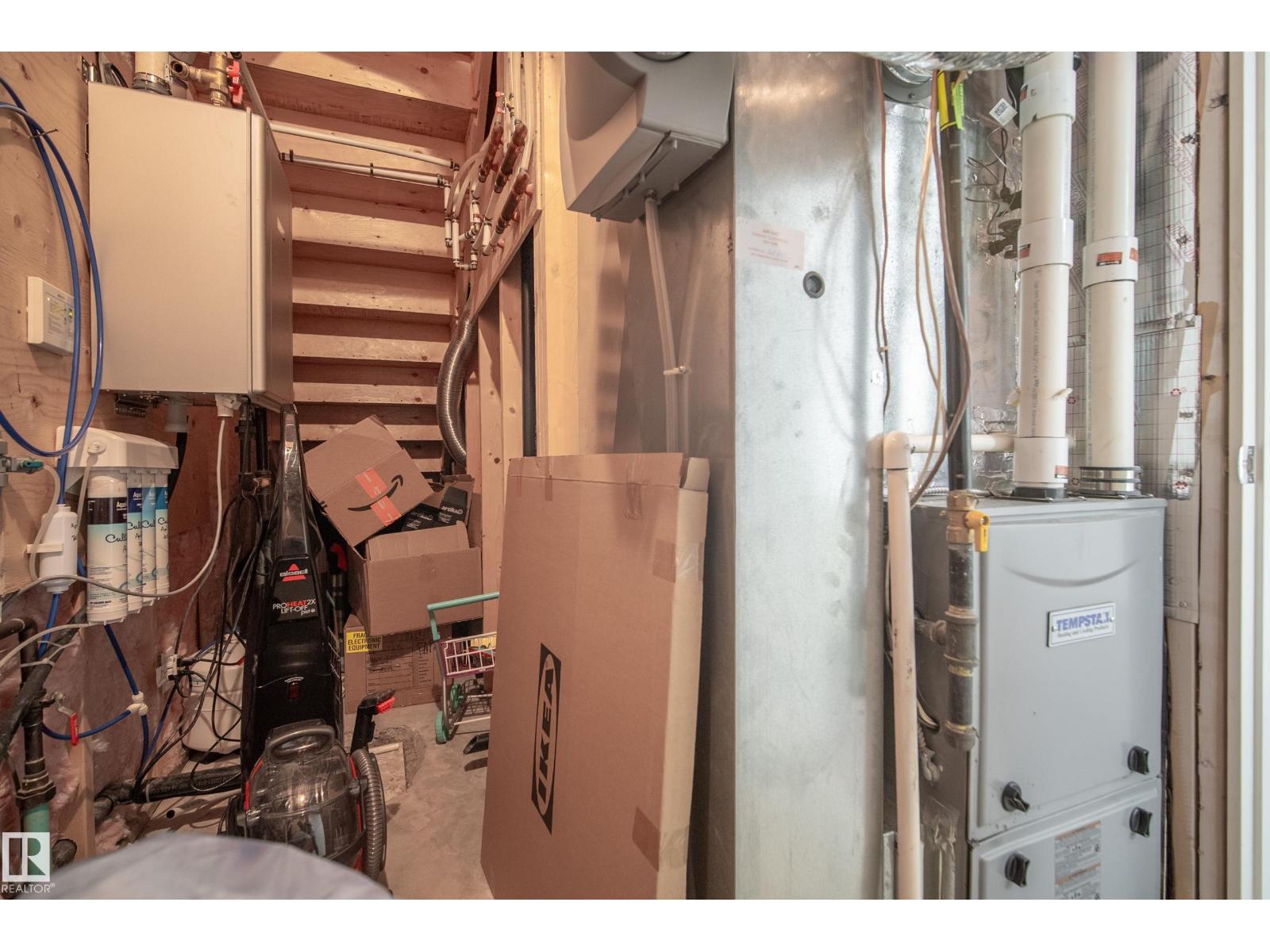 8751 83 AV NW - 46