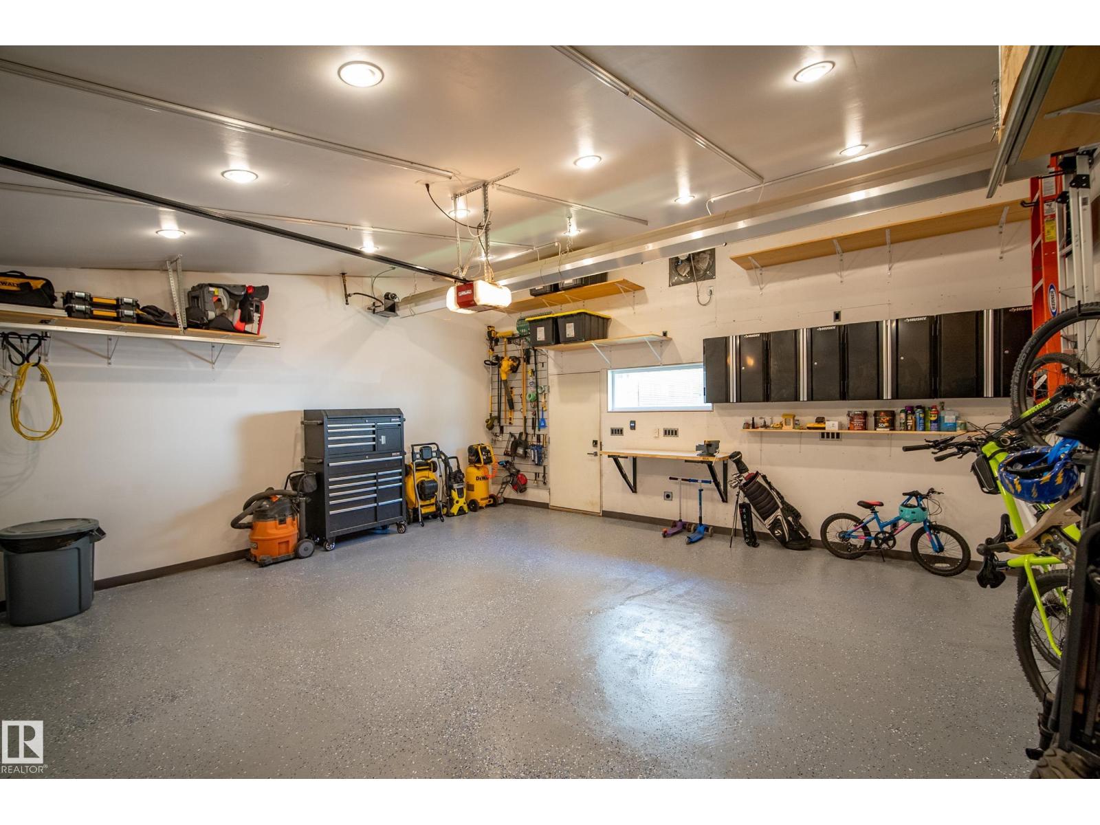 8751 83 AV NW - 52
