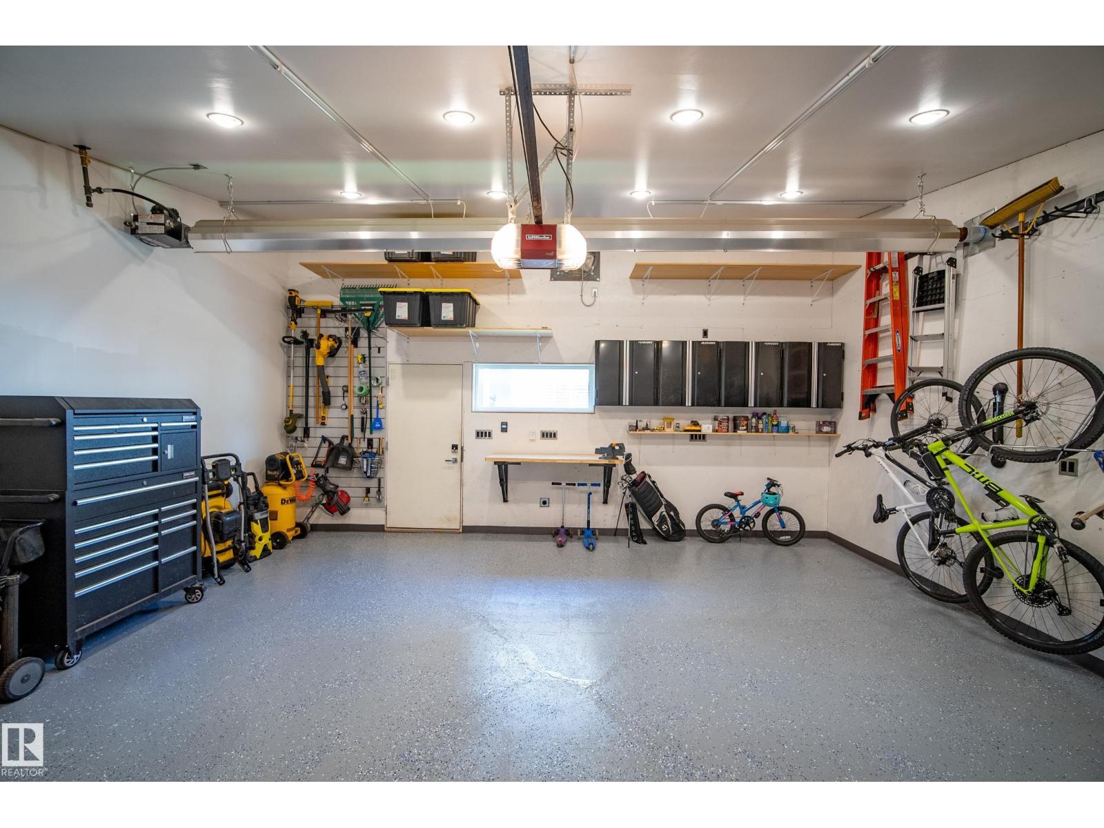 8751 83 AV NW - 53