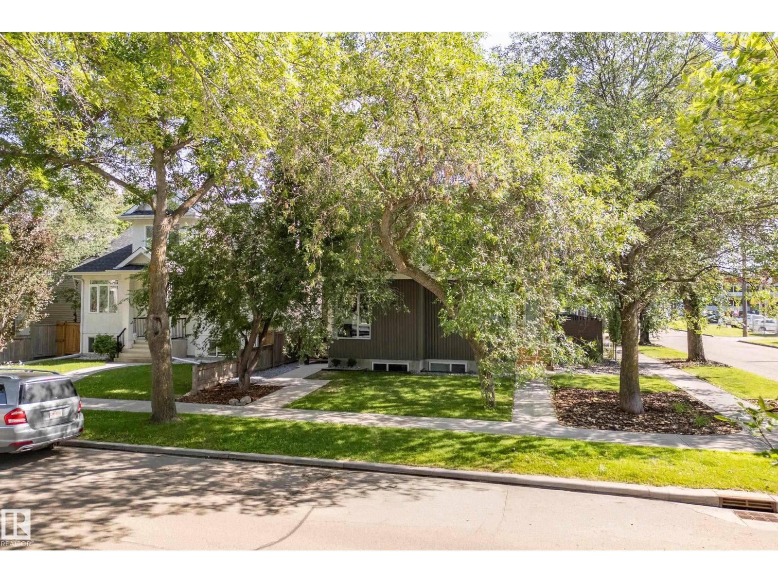 8751 83 AV NW - 54