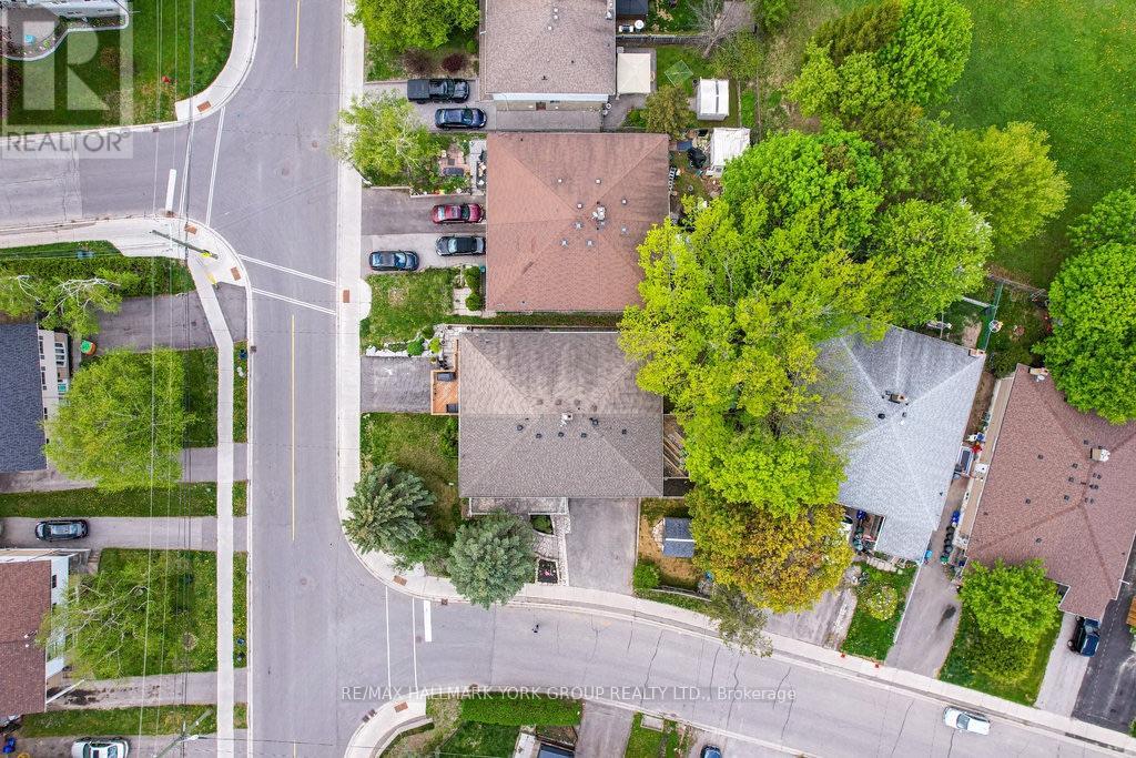 689 SUNNYPOINT DRIVE - 33