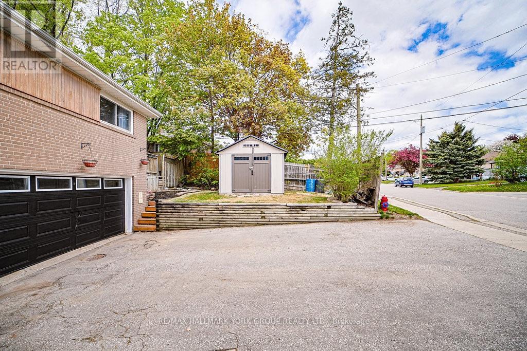 689 SUNNYPOINT DRIVE - 40