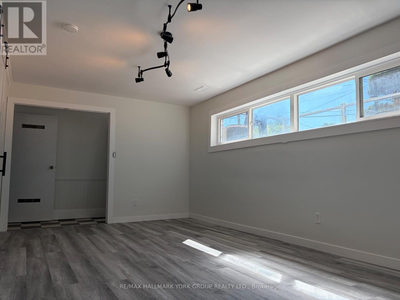 689 SUNNYPOINT DRIVE - 41