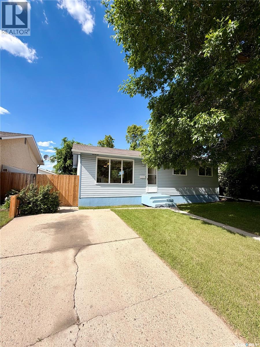214 Fisher CRESCENT - 1