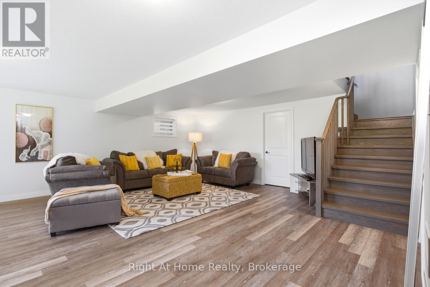 46 HOLTBY COURT E - 18