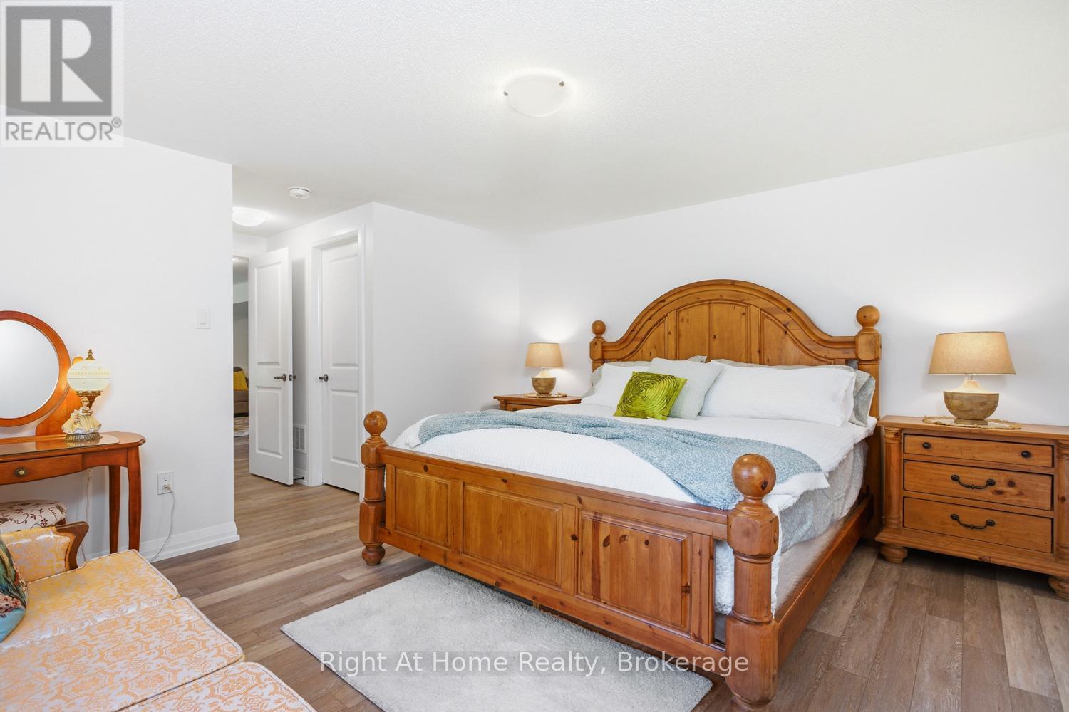 46 HOLTBY COURT E - 22
