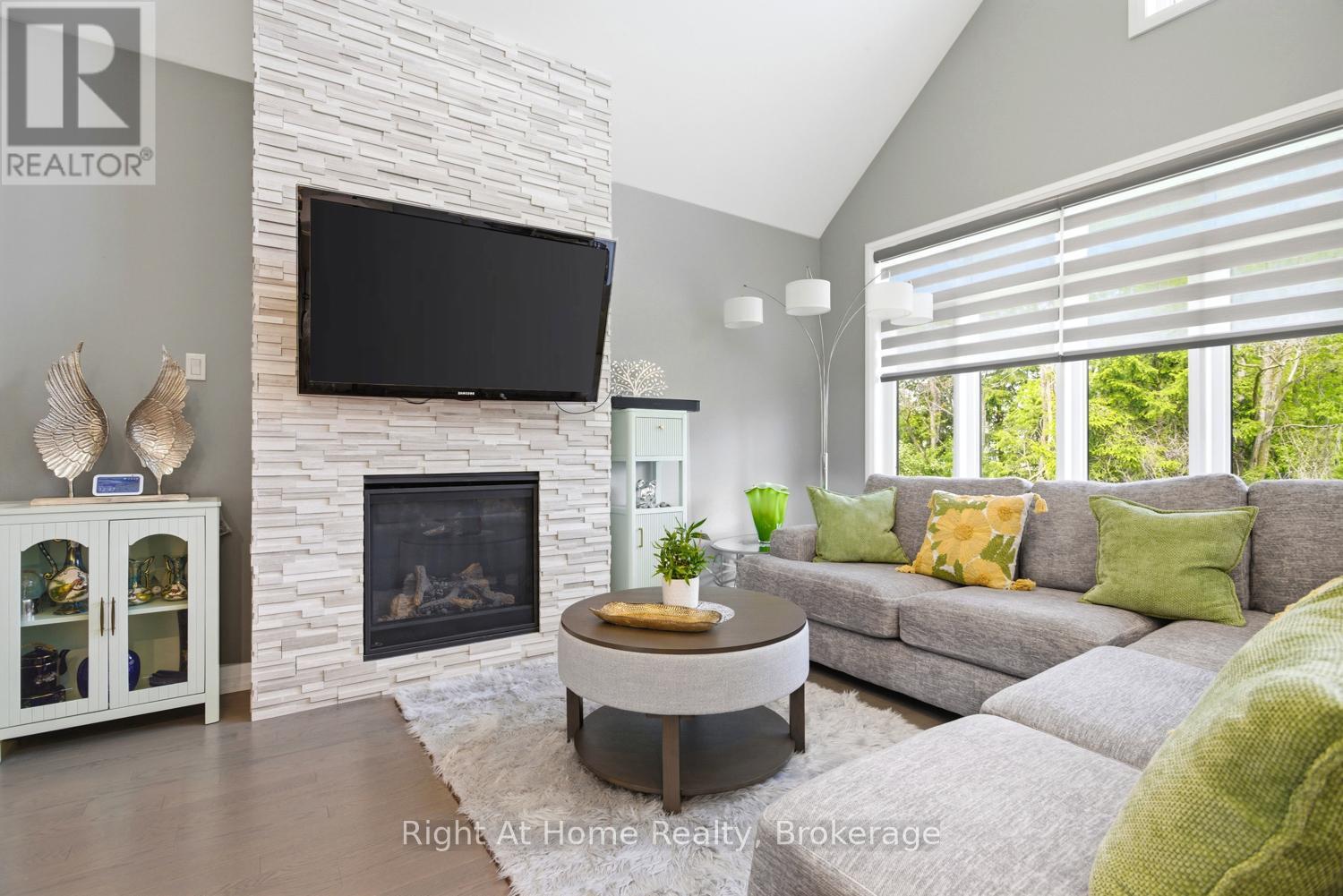 46 HOLTBY COURT E - 7