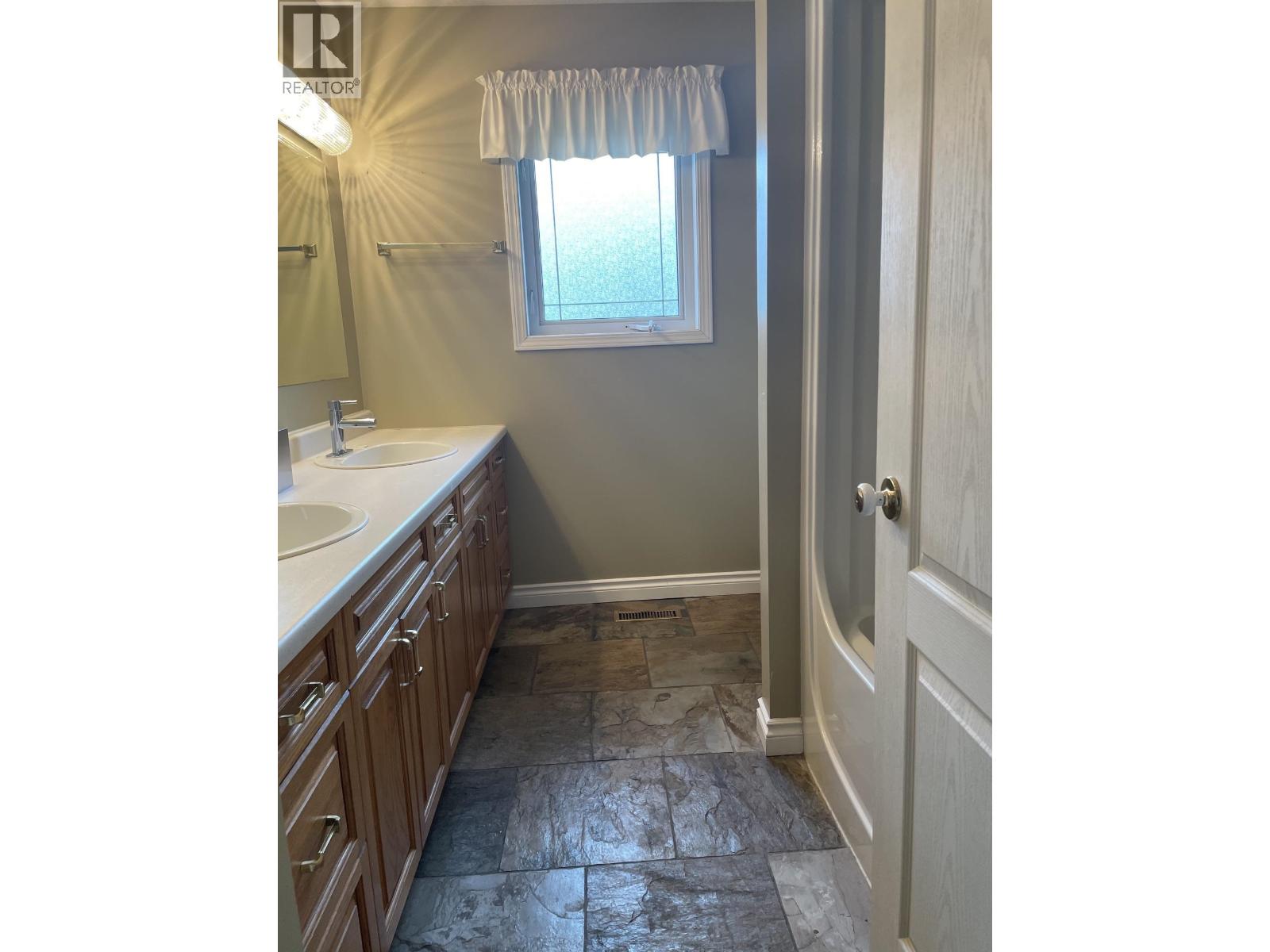 5524 MINNAKER CRESCENT - 33