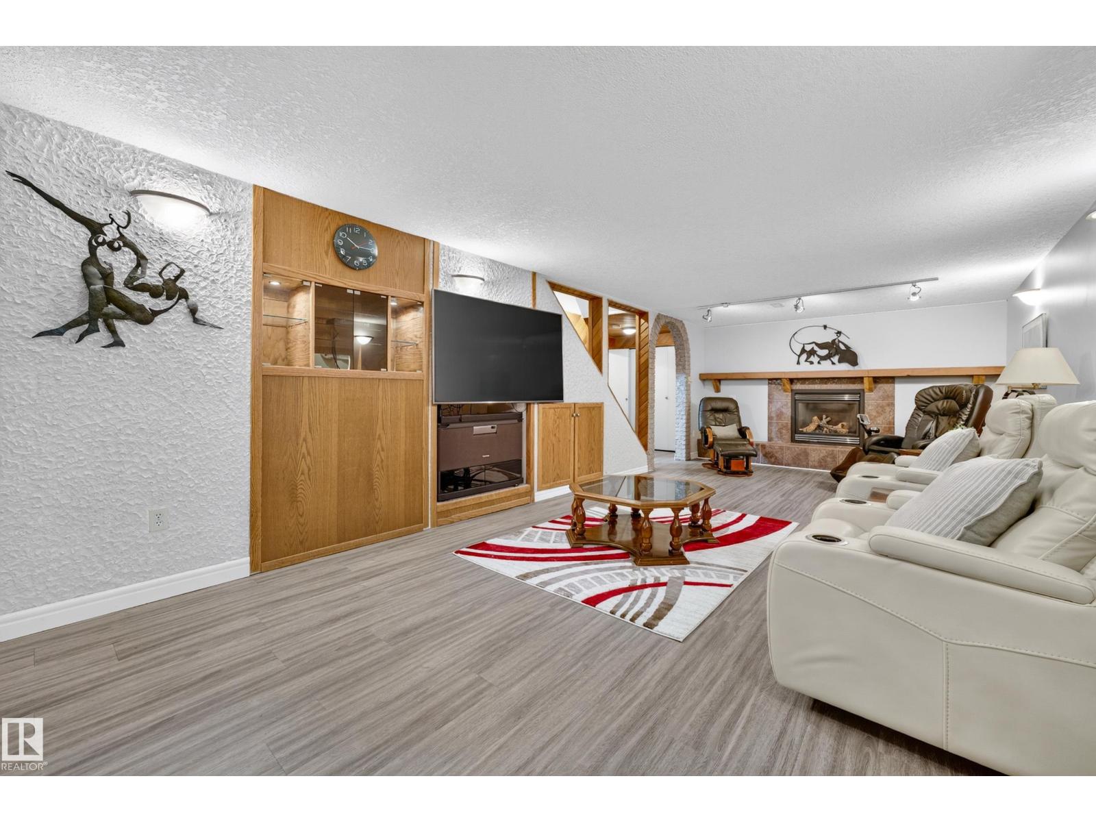 6716 101A AV NW NW - 50