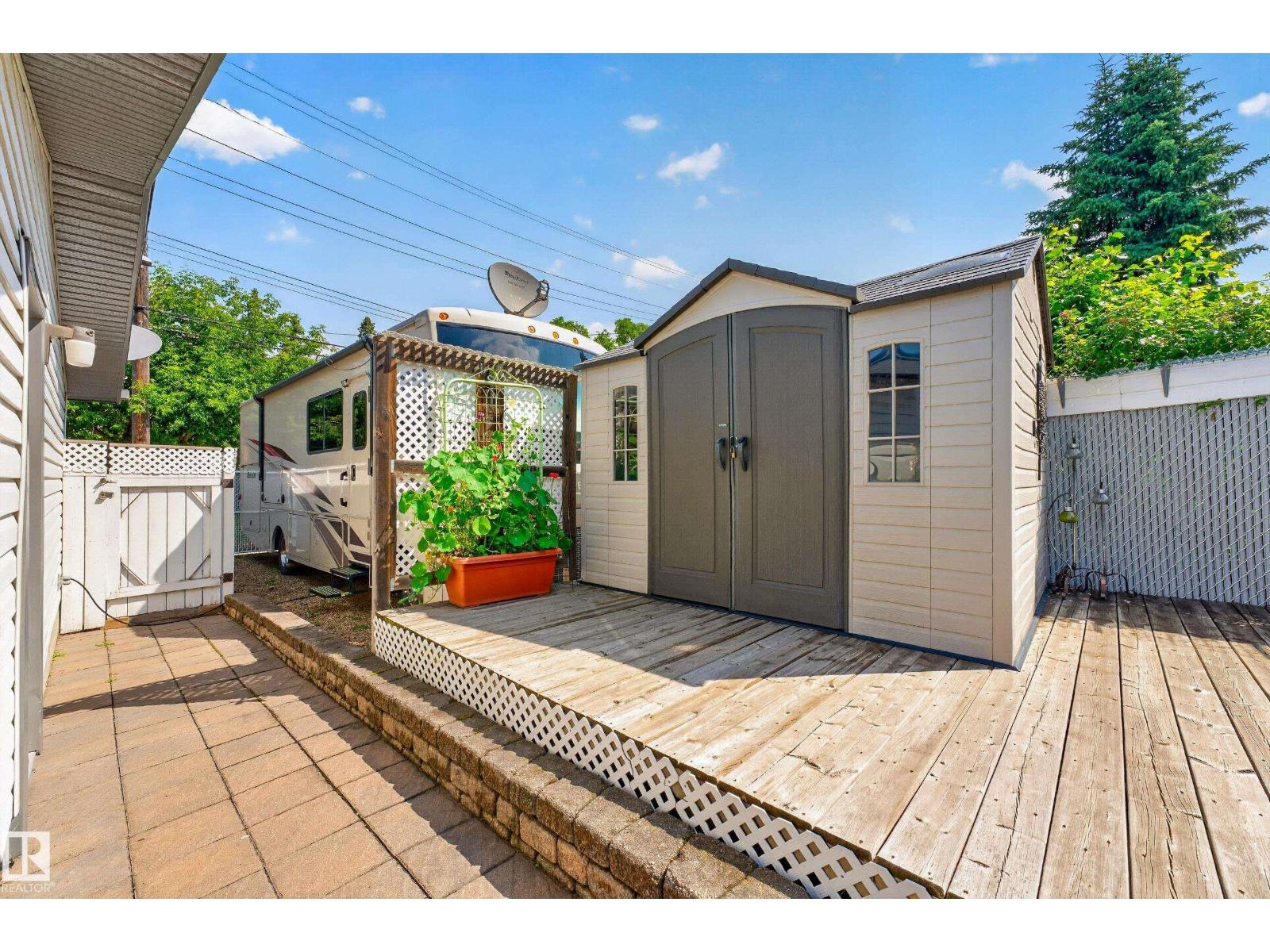 6716 101A AV NW NW - 15