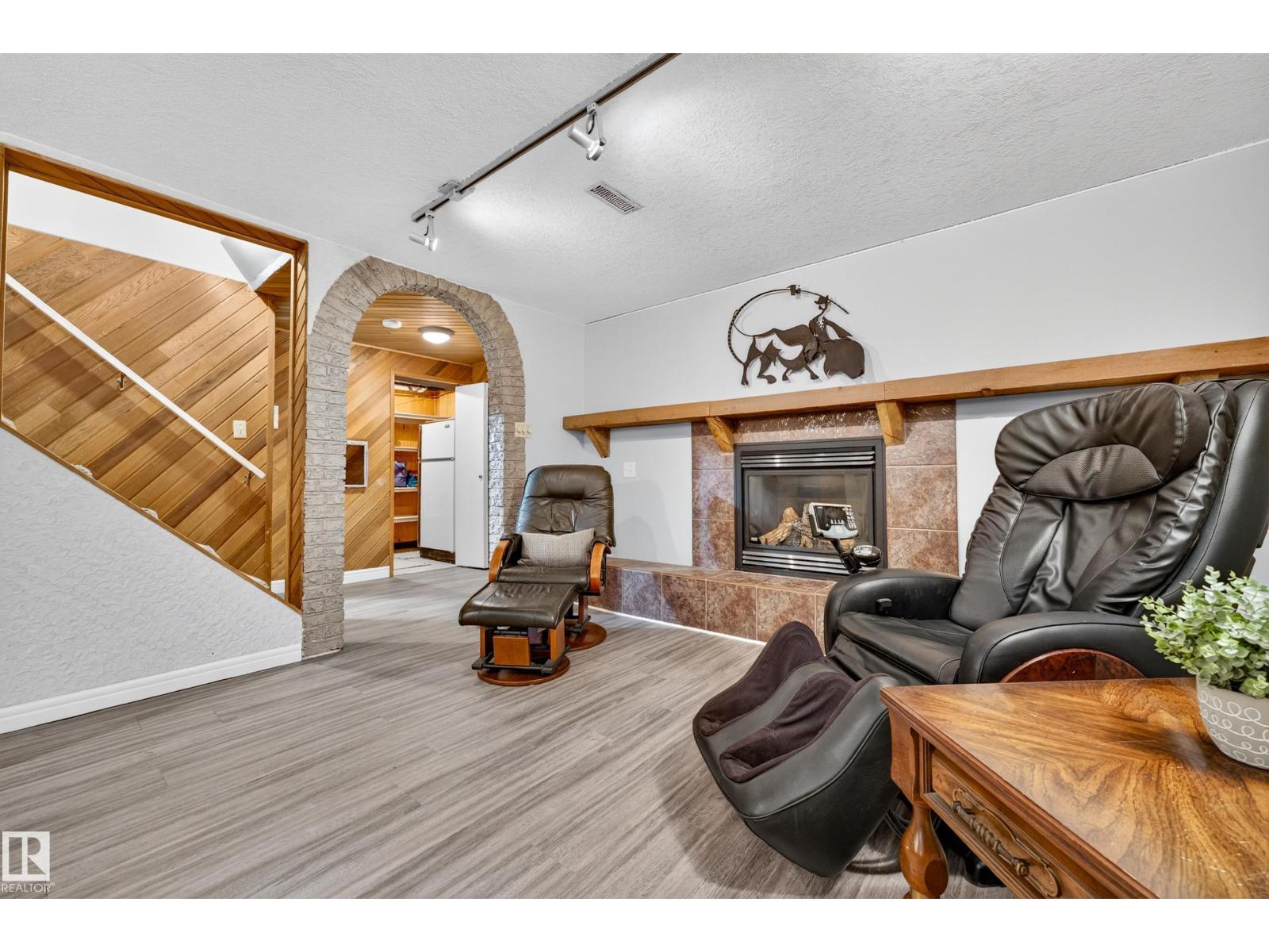 6716 101A AV NW NW - 47