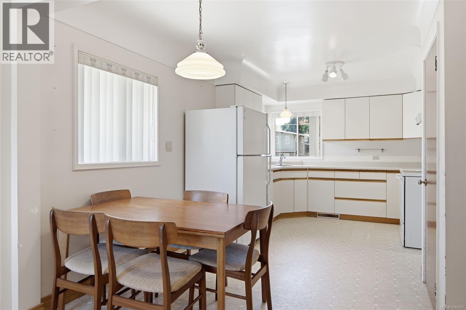 2430 Camelot Rd - 13