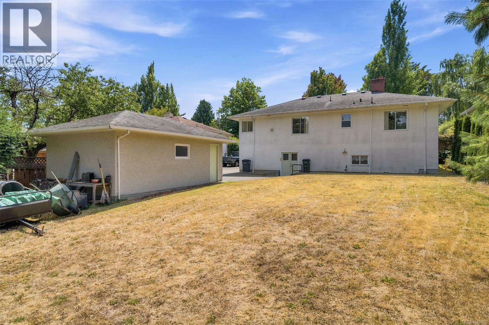 2430 Camelot Rd - 2