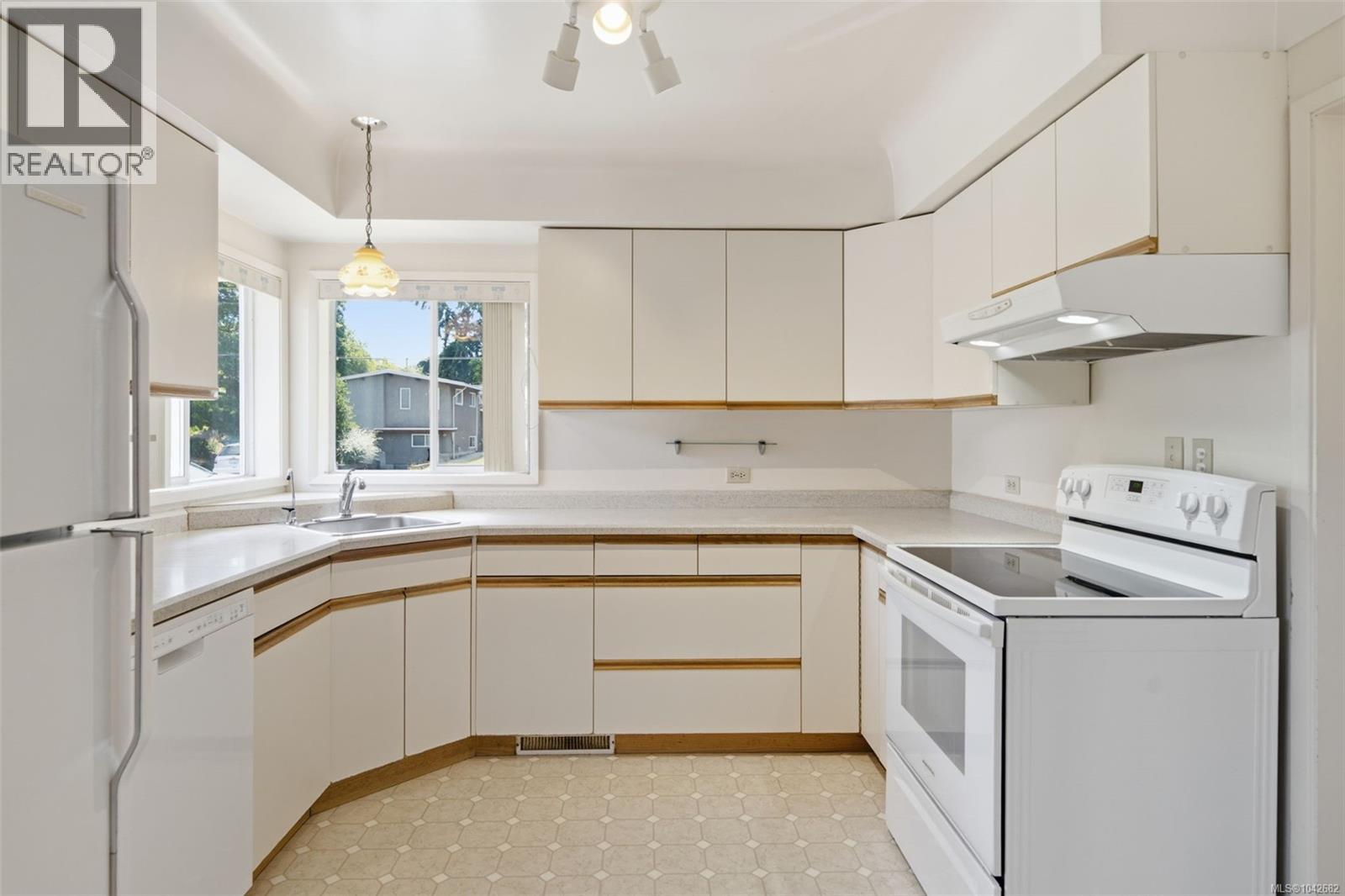 2430 Camelot Rd - 12