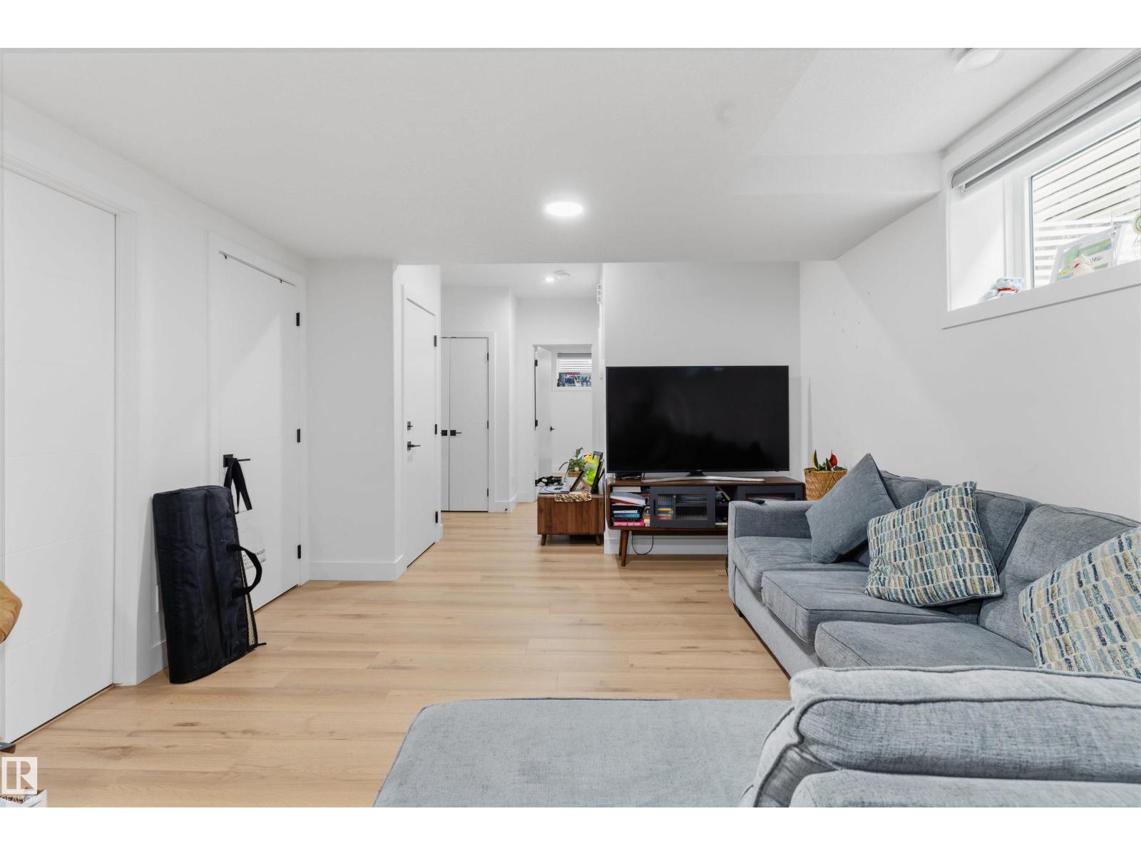 439 Roberts Crescent - 43
