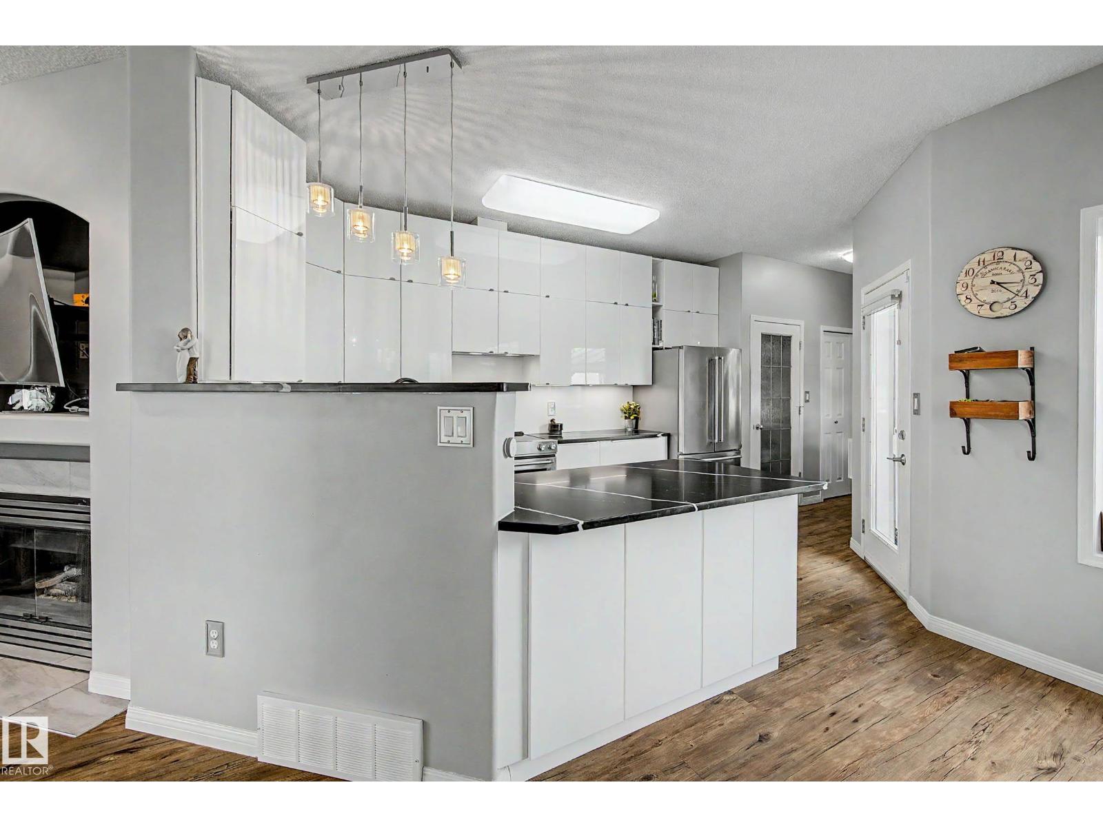 9130 100A AV NW - 11