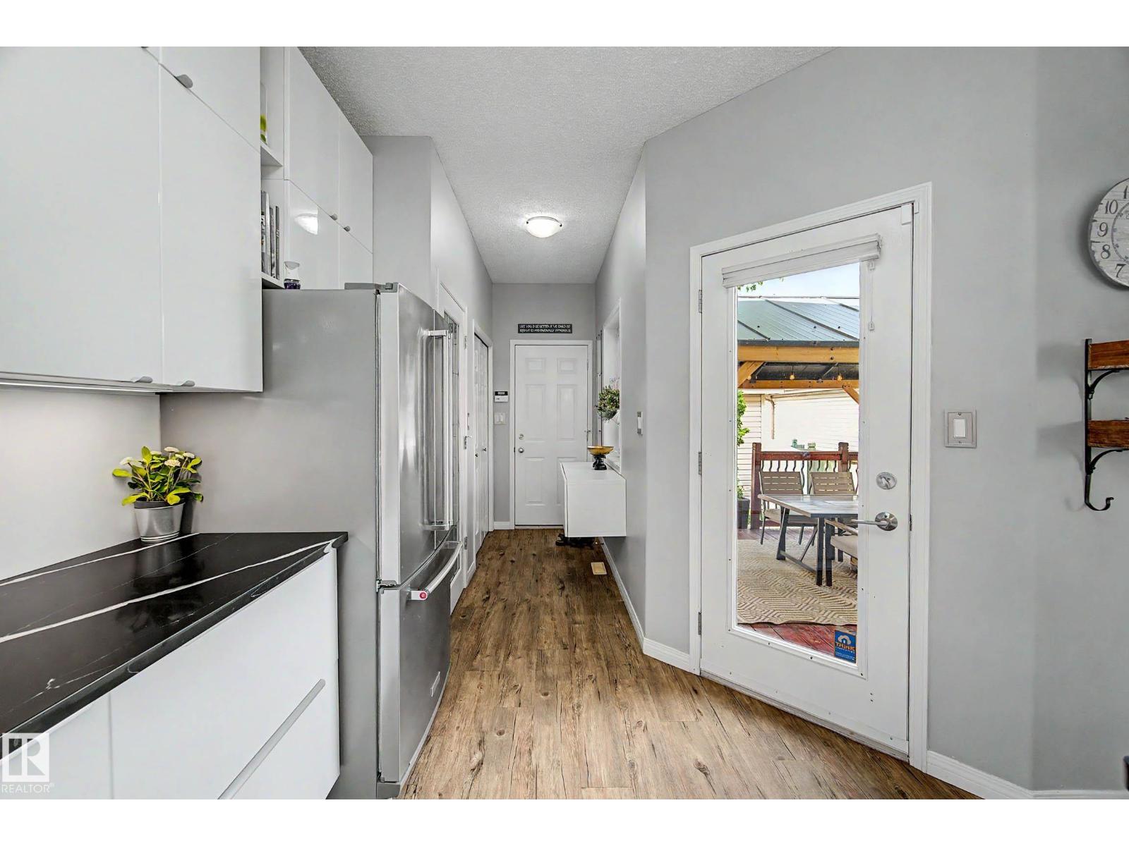 9130 100A AV NW - 14