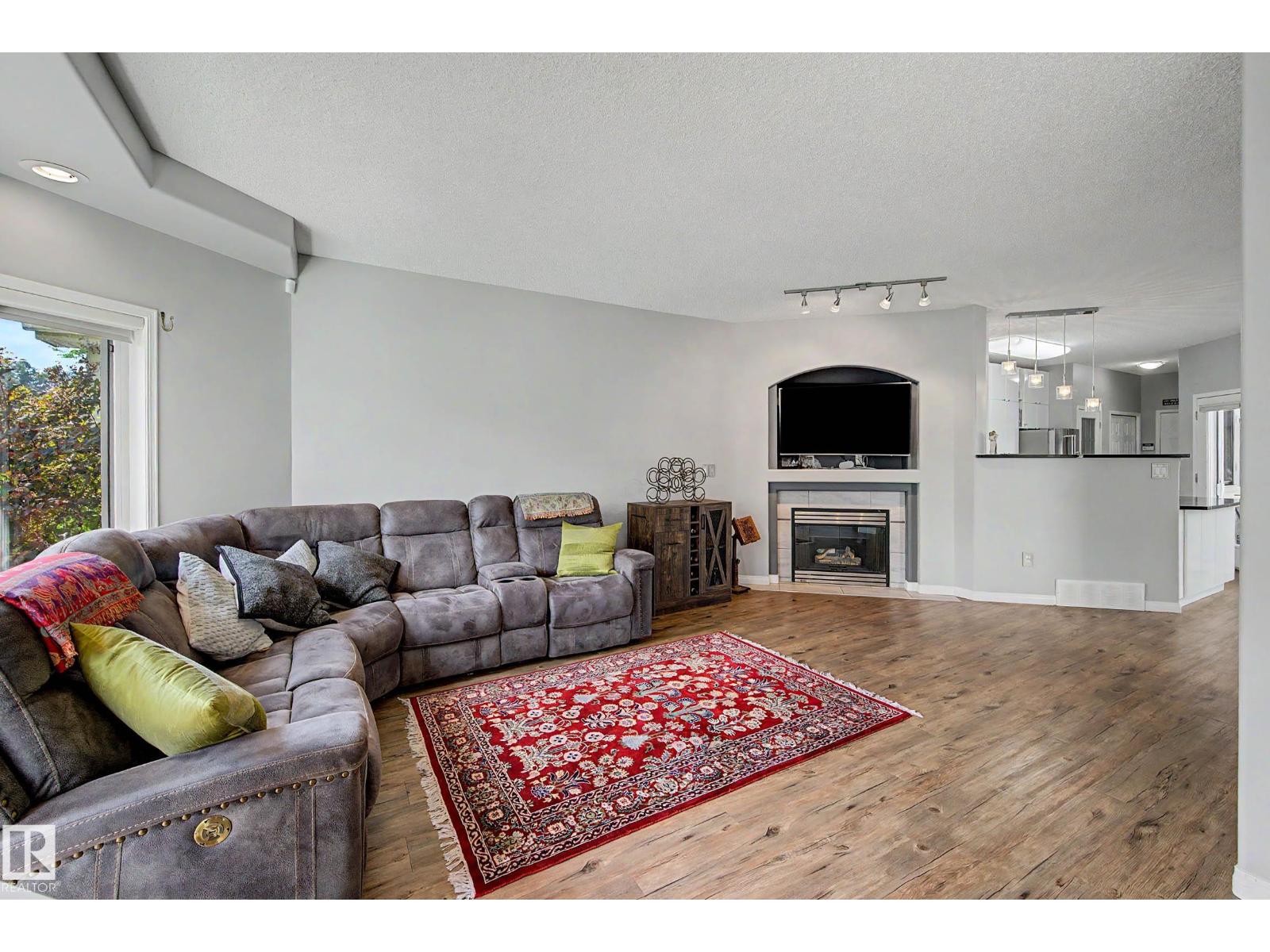 9130 100A AV NW - 4