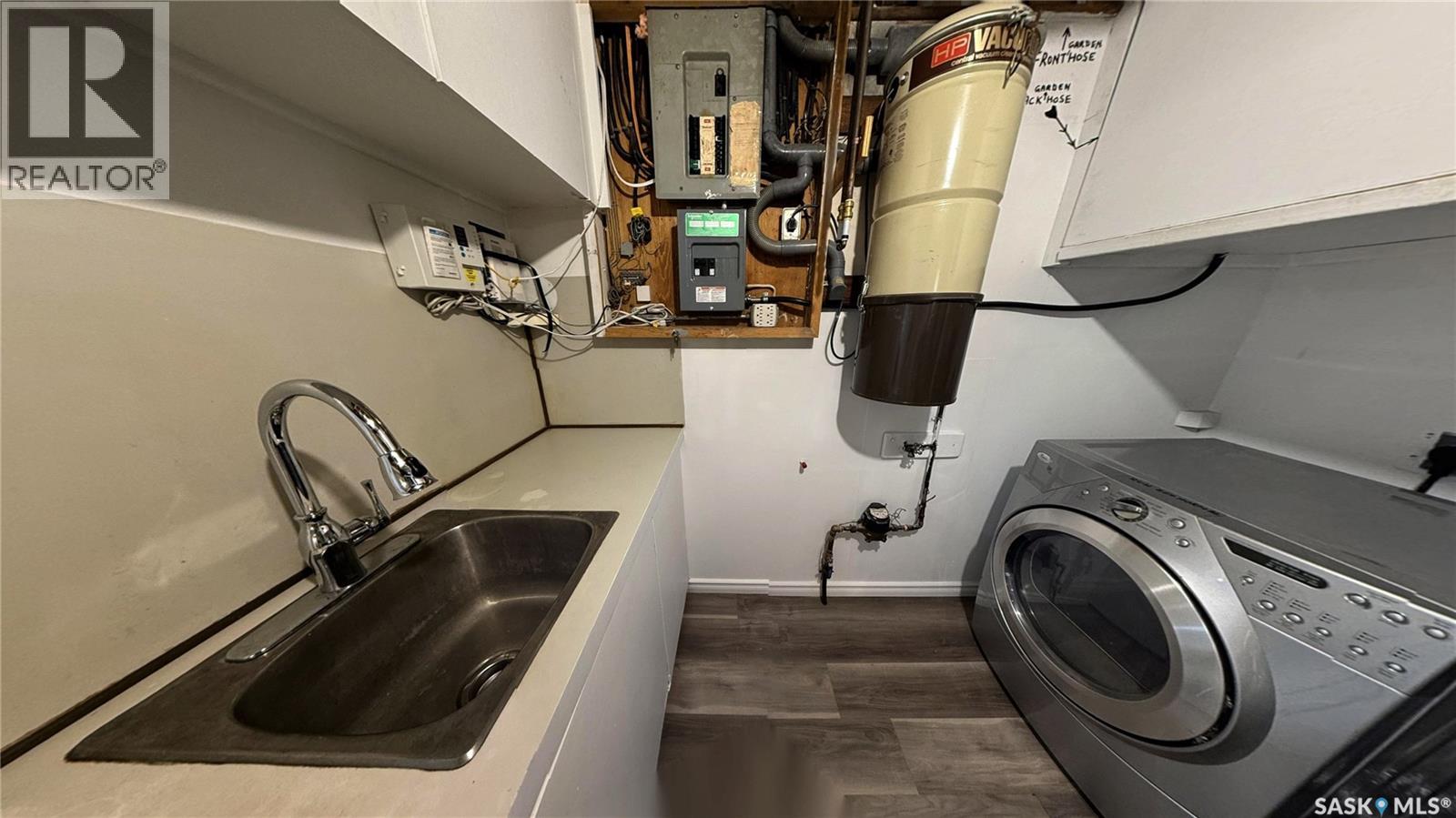 2 McDougall CRESCENT - 21