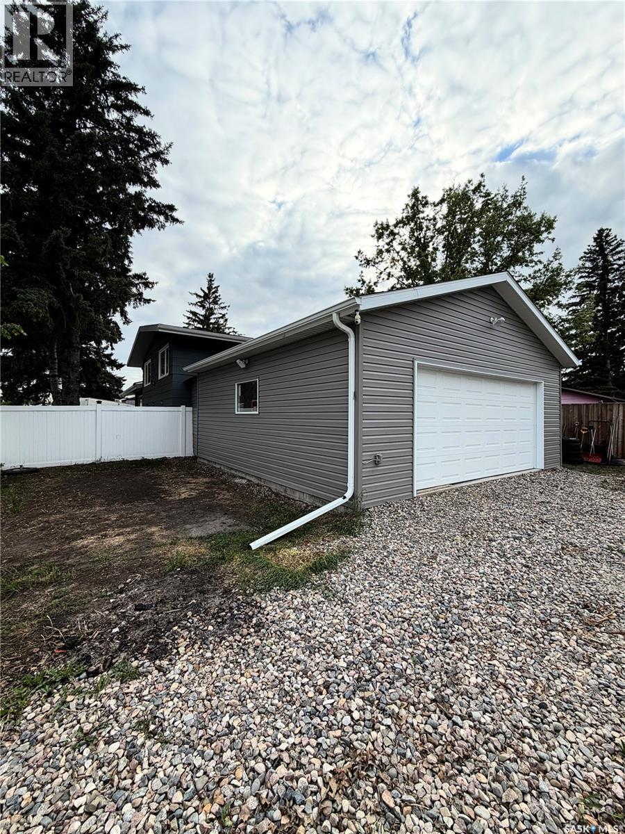 2 McDougall CRESCENT - 24