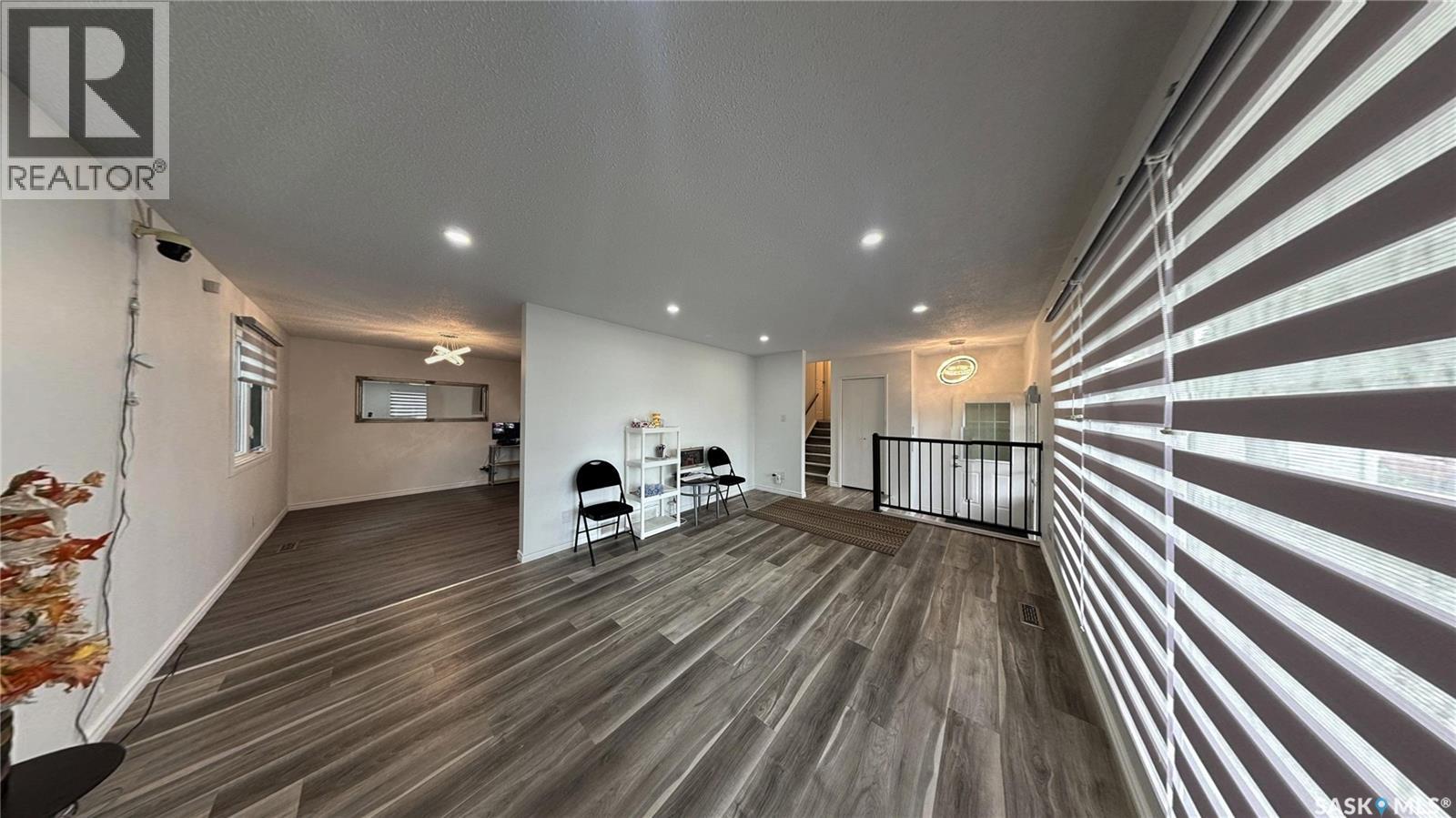 2 McDougall CRESCENT - 4