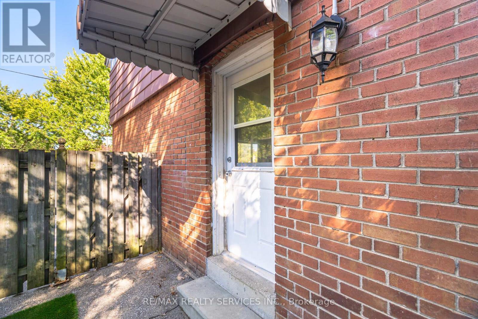 85 ELDOMAR AVENUE - 33