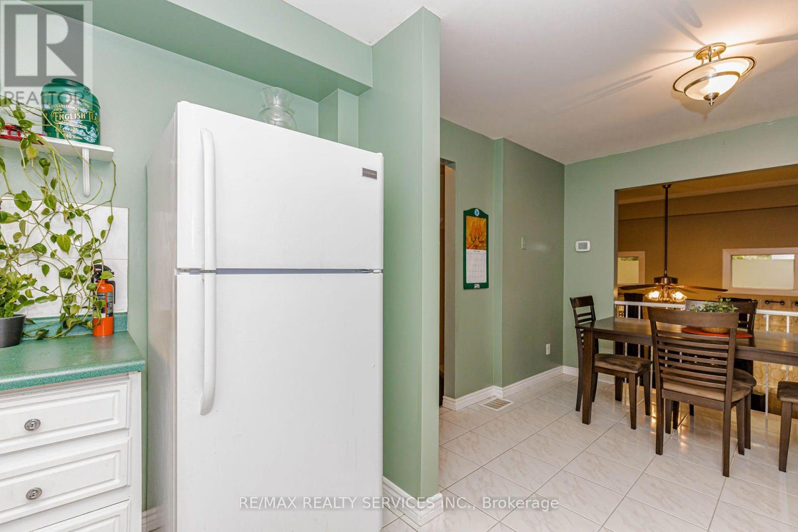 47 DAWSON CRESCENT - 22