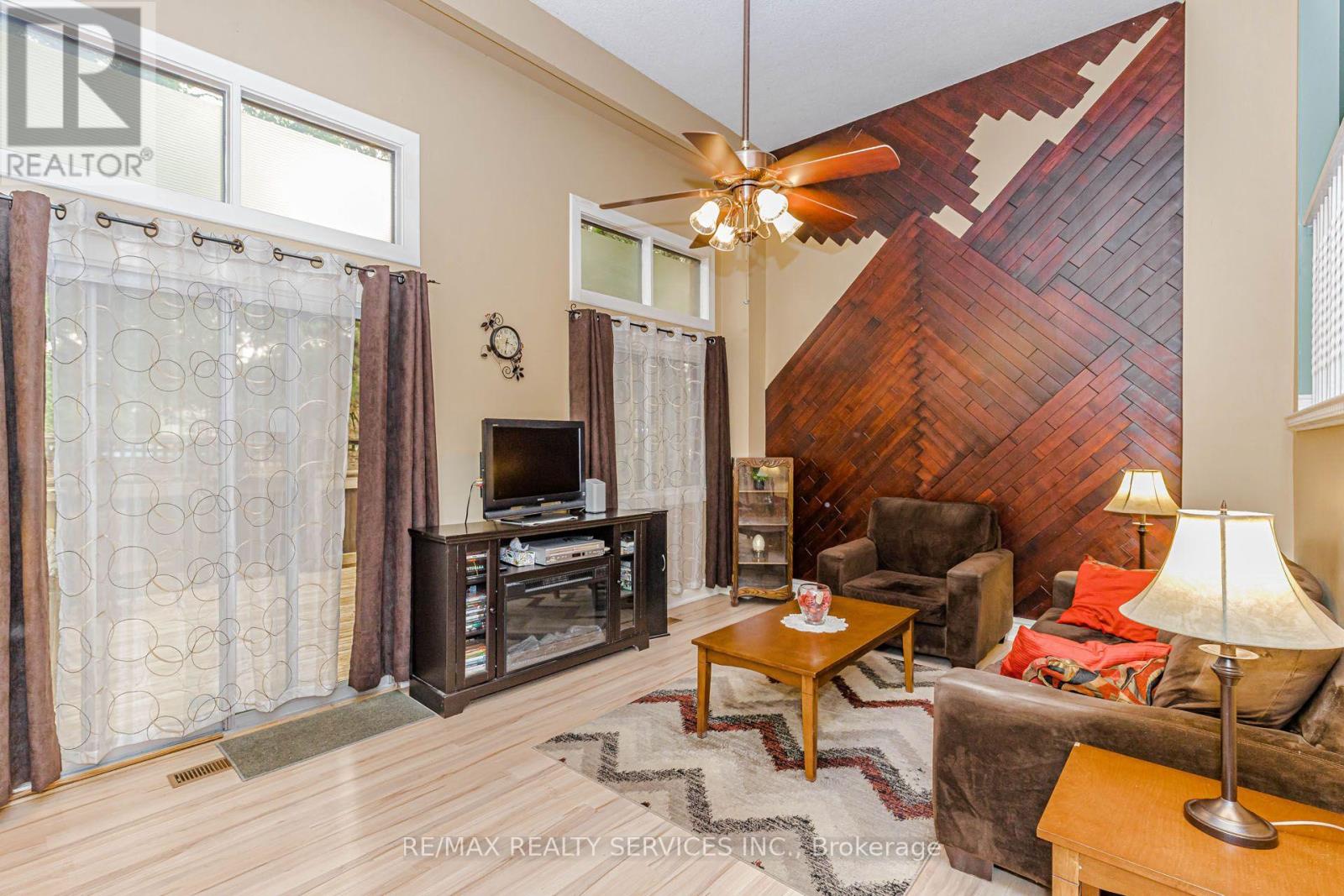 47 DAWSON CRESCENT - 7