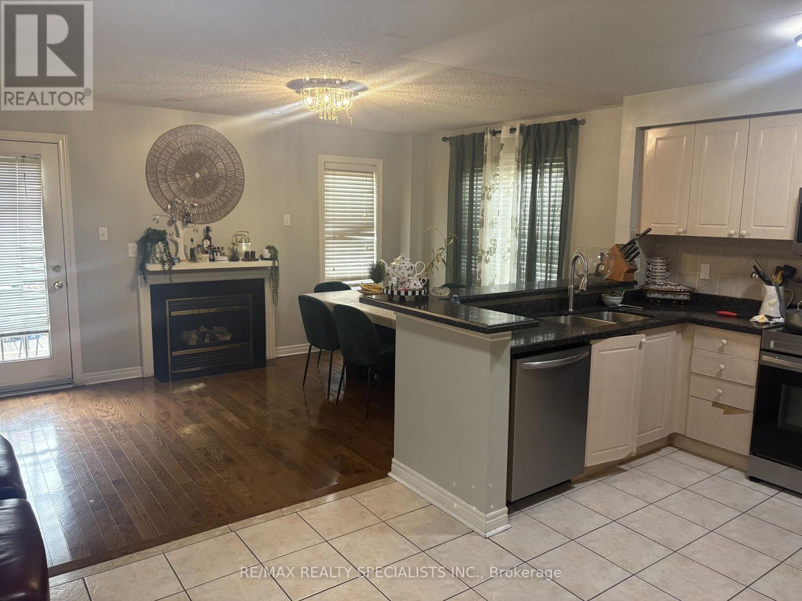 3137 BENTLEY DRIVE - 12
