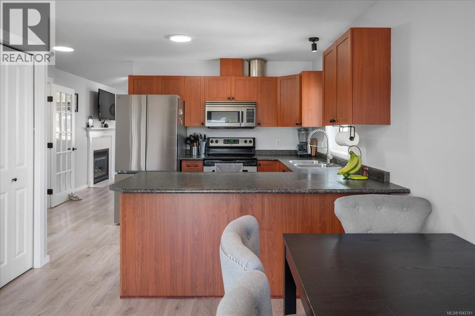 621 Oakwood Rd, Ladysmith