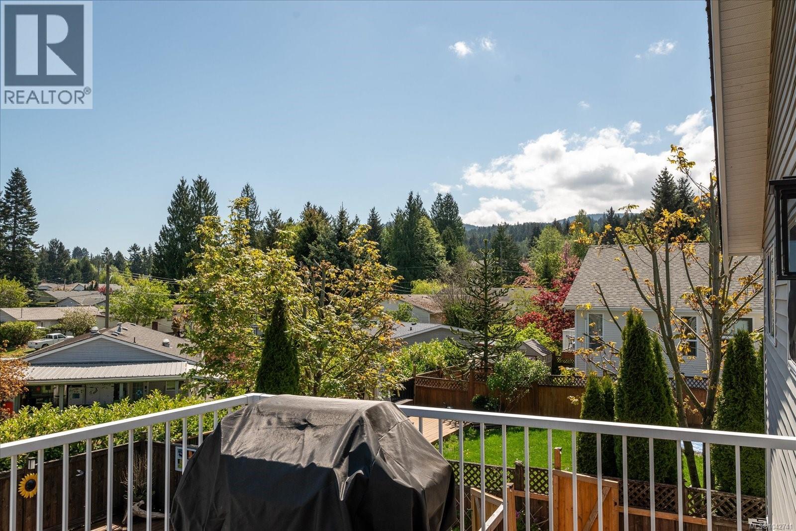 621 Oakwood Rd, Ladysmith