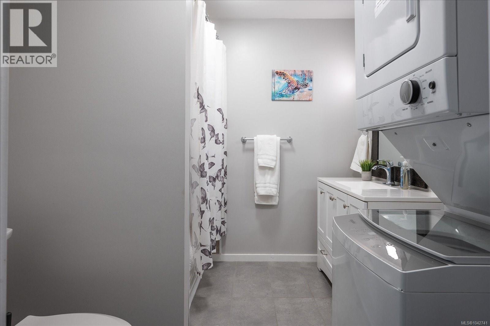 621 Oakwood Rd, Ladysmith
