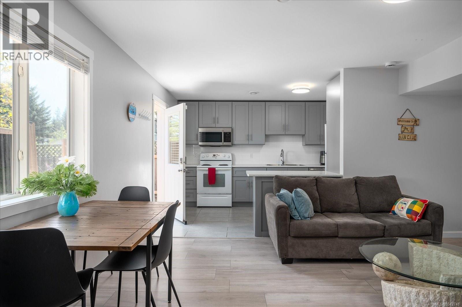 621 Oakwood Rd, Ladysmith