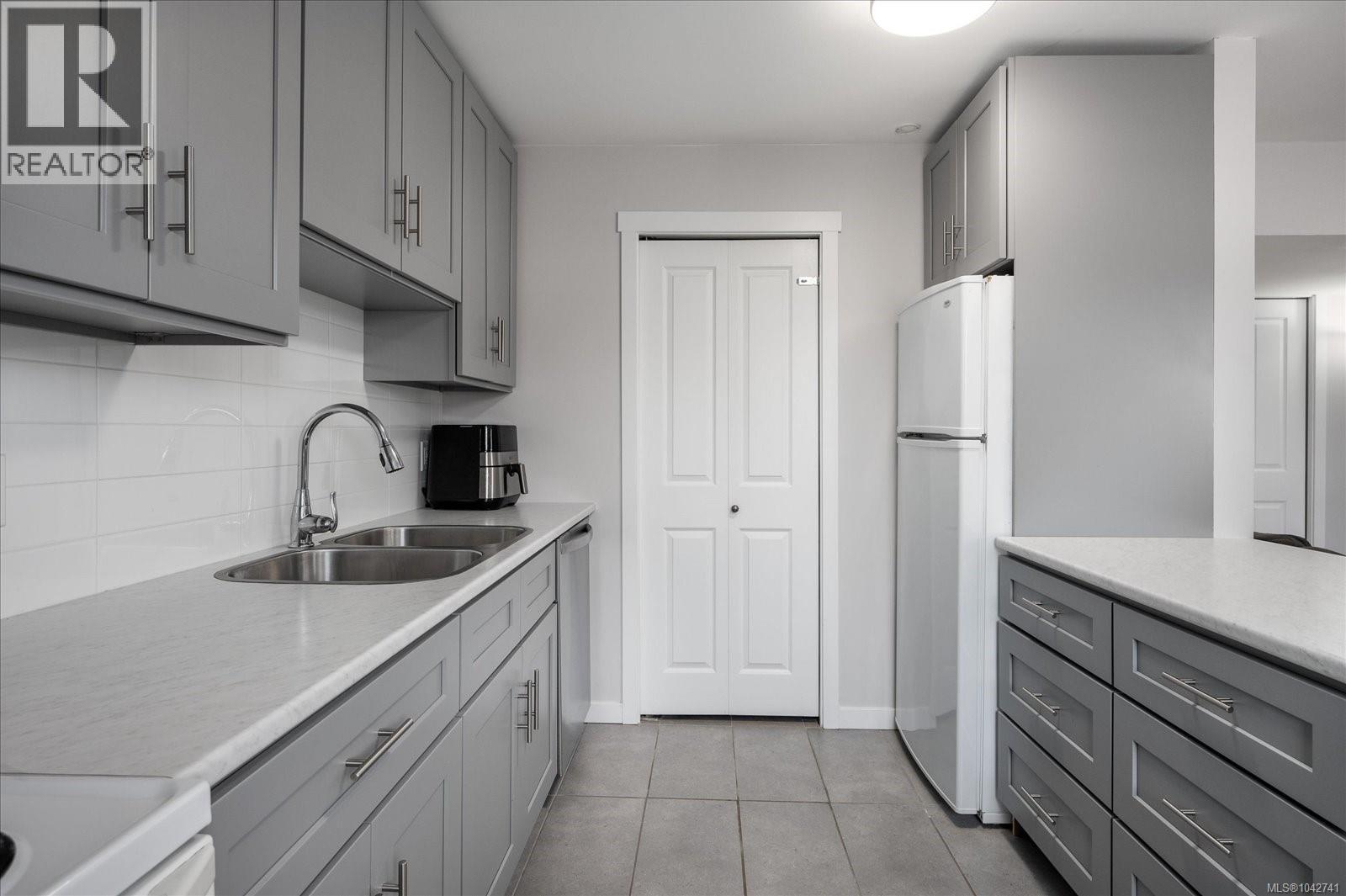 621 Oakwood Rd, Ladysmith