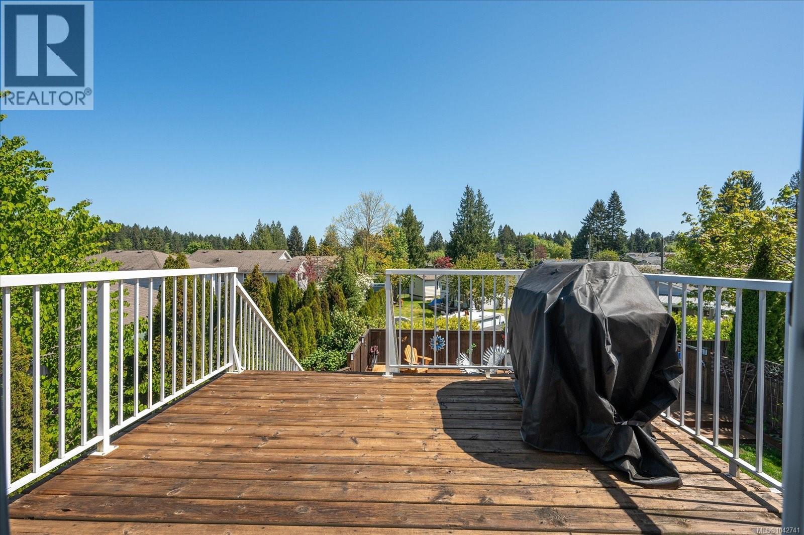 621 Oakwood Rd, Ladysmith