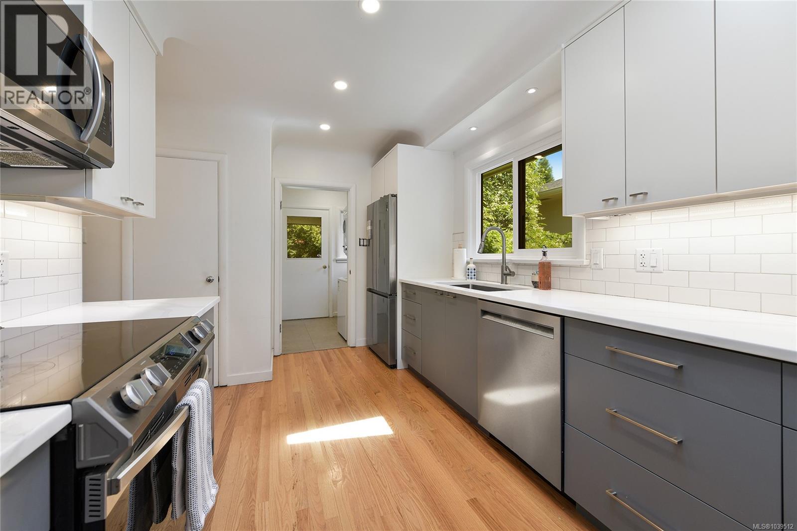 2134 Neil St - 6