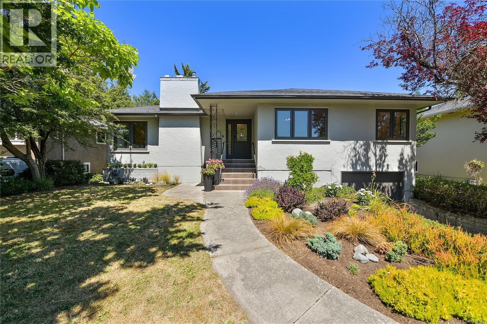 2134 Neil St - 1
