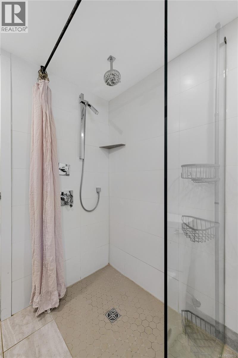 2134 Neil St - 45