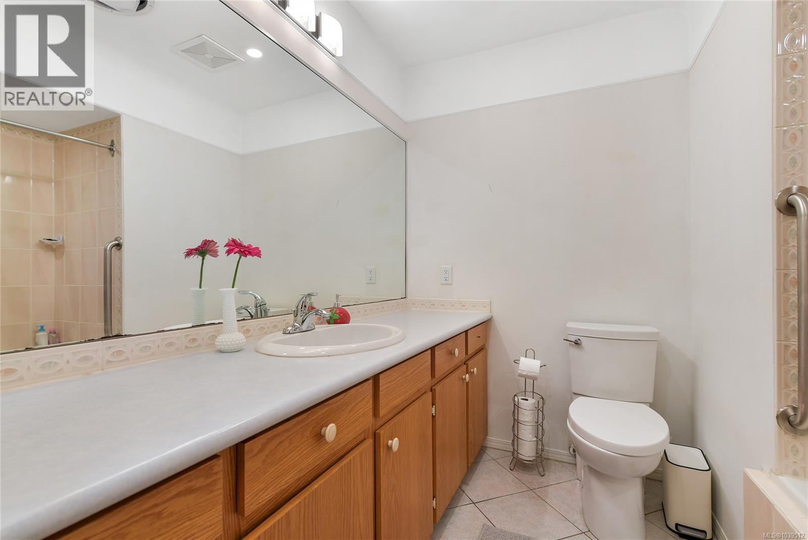 2134 Neil St - 26