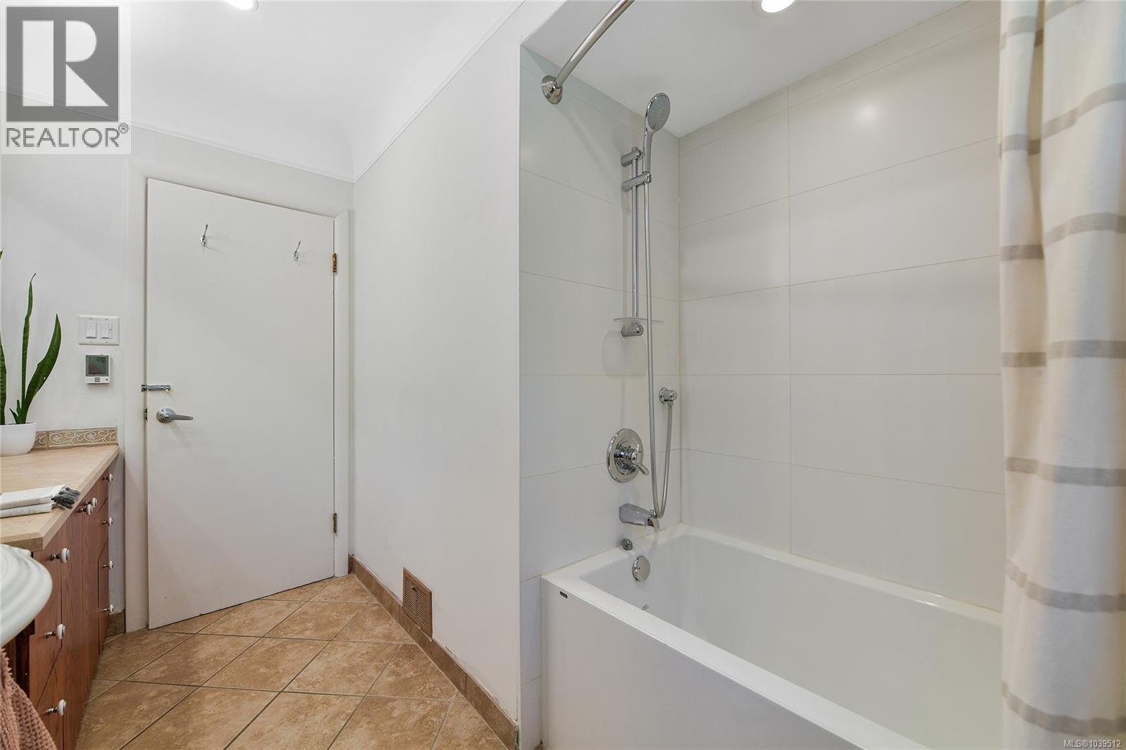 2134 Neil St - 25