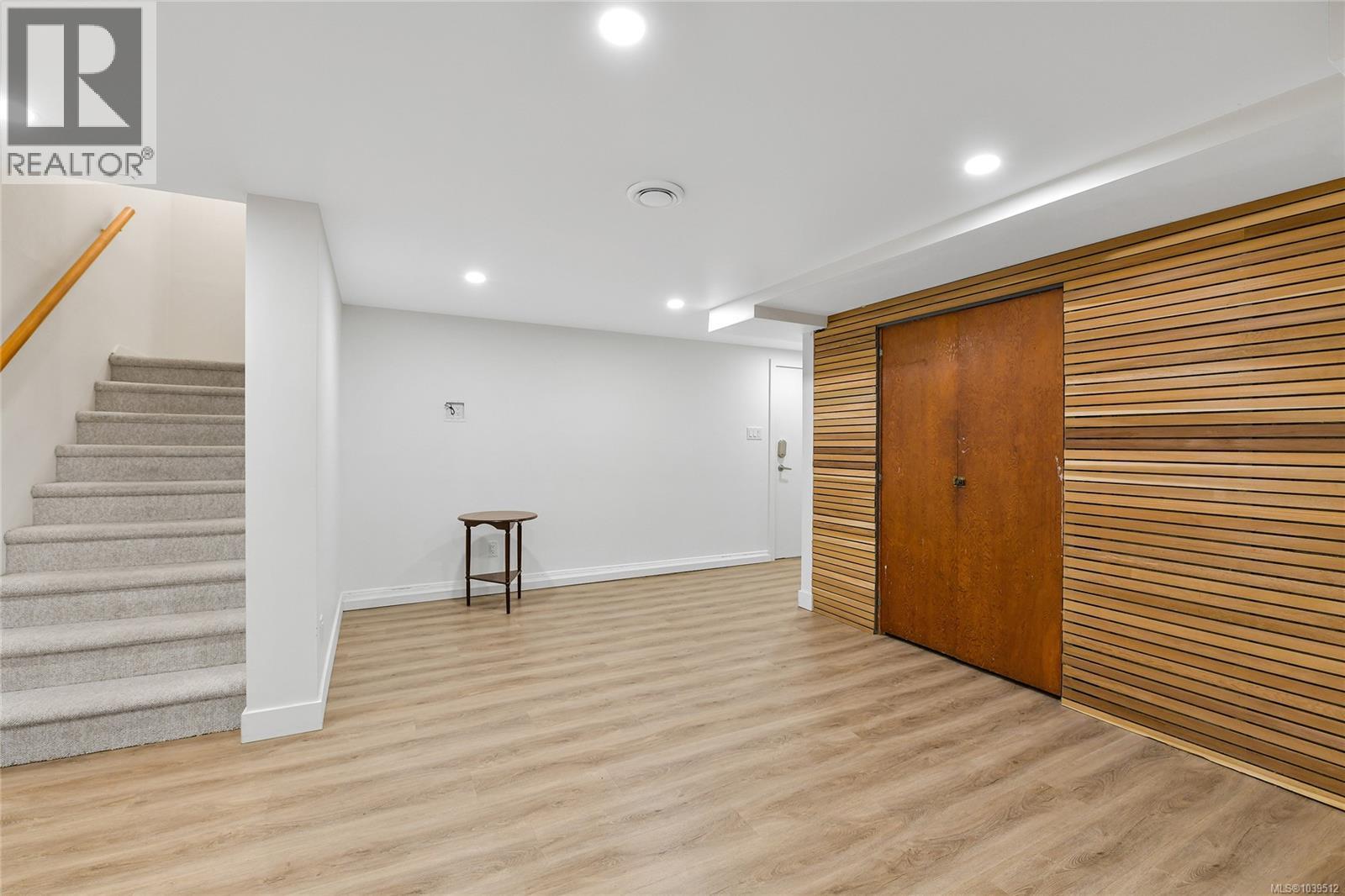 2134 Neil St - 34