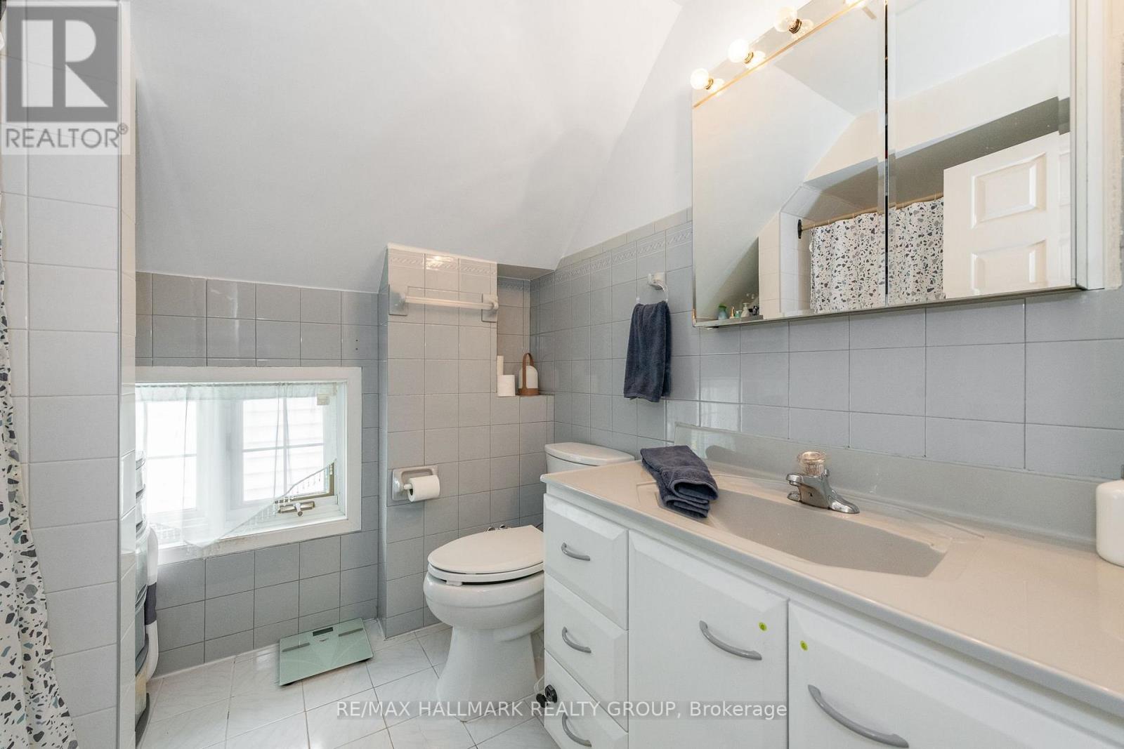 53 LOUISA STREET - 31