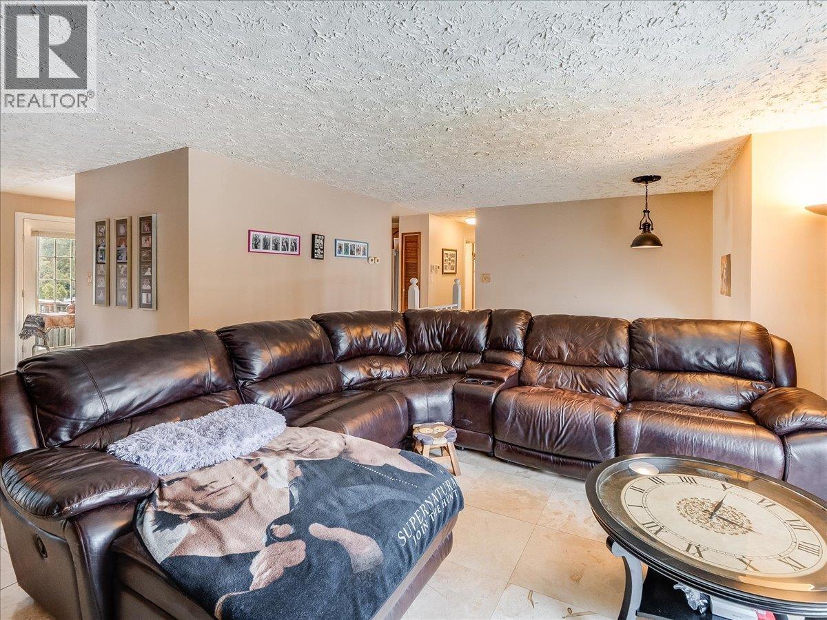 1076 COLUMBIA GARDENS Road - 14