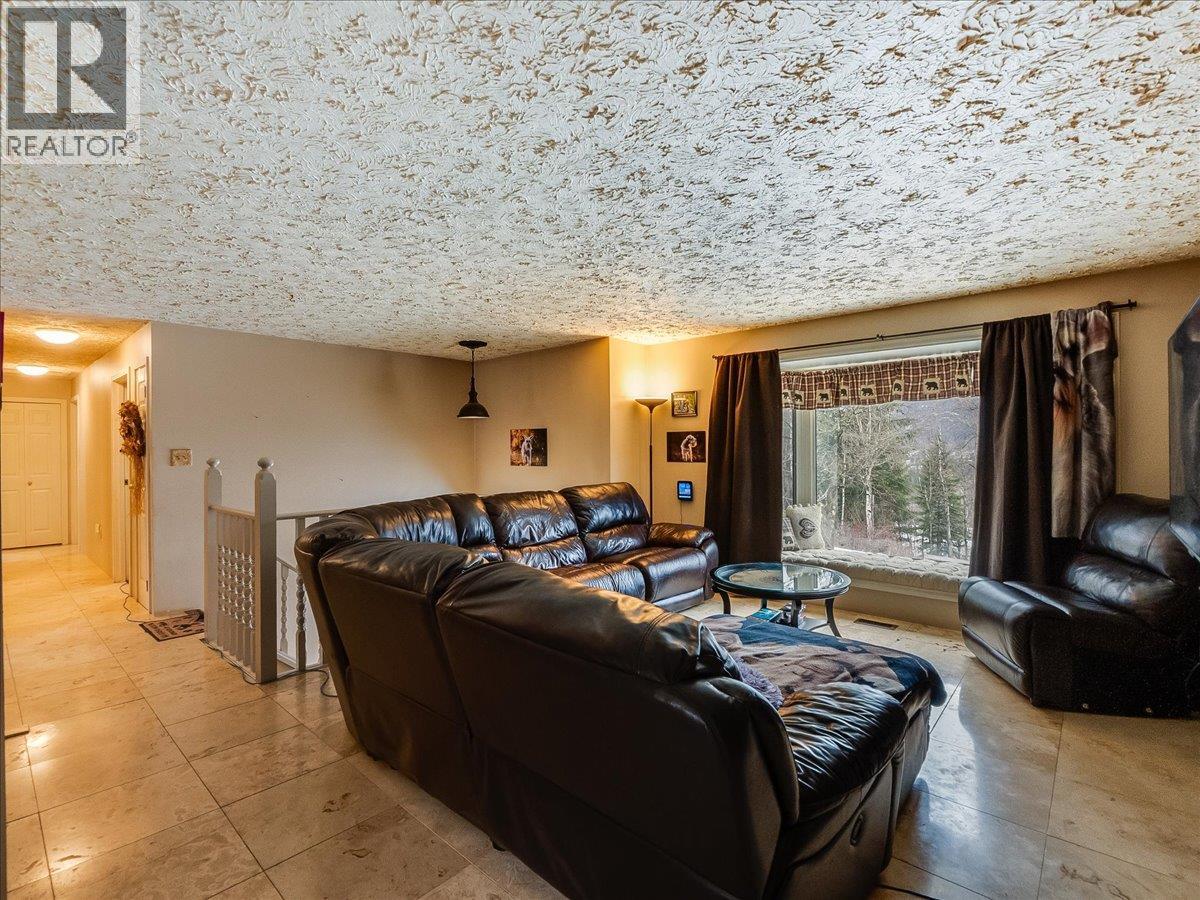 1076 COLUMBIA GARDENS Road - 25