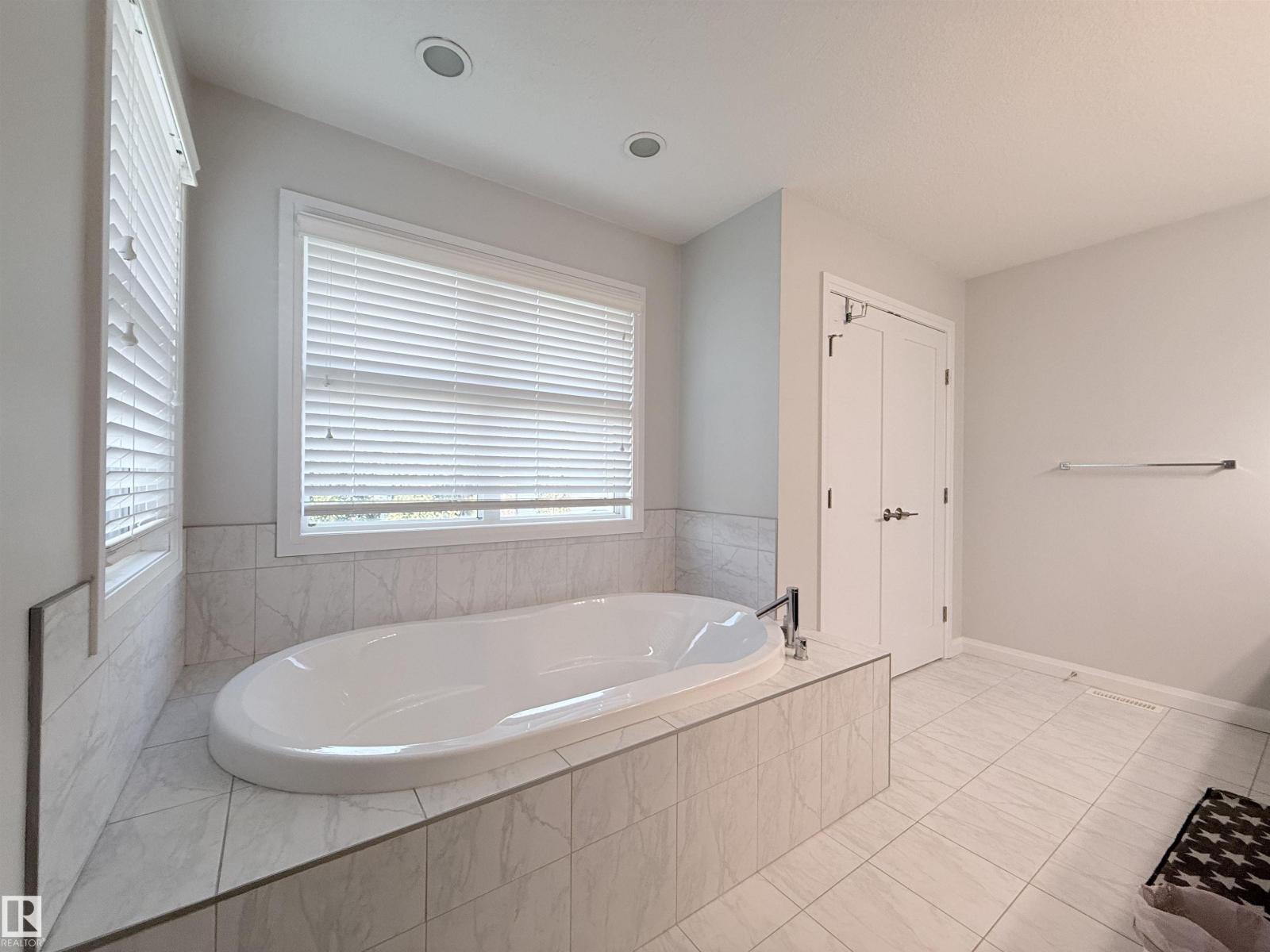 5876 168 AV NW - 24