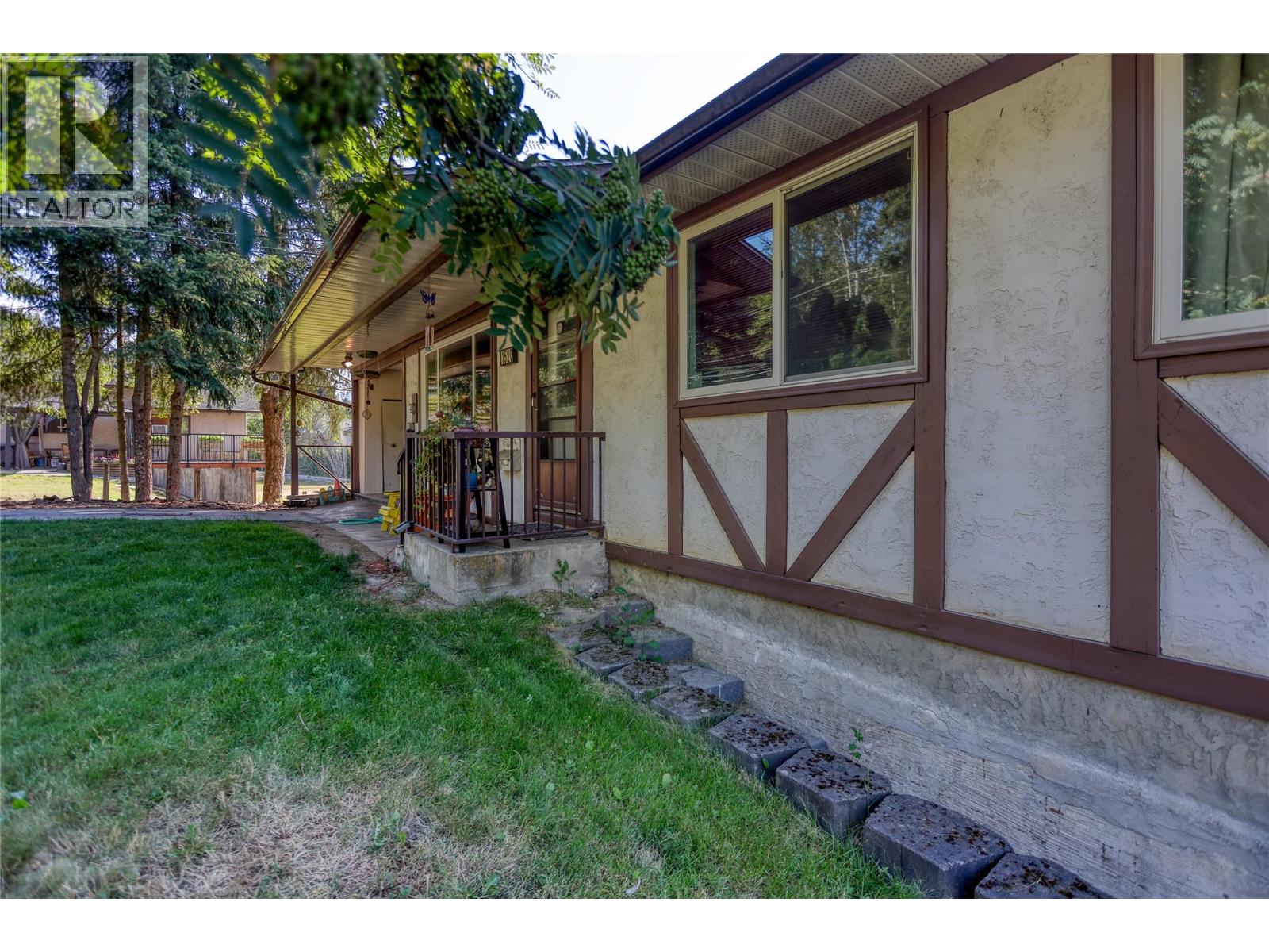 1520 3B Highway, Fruitvale